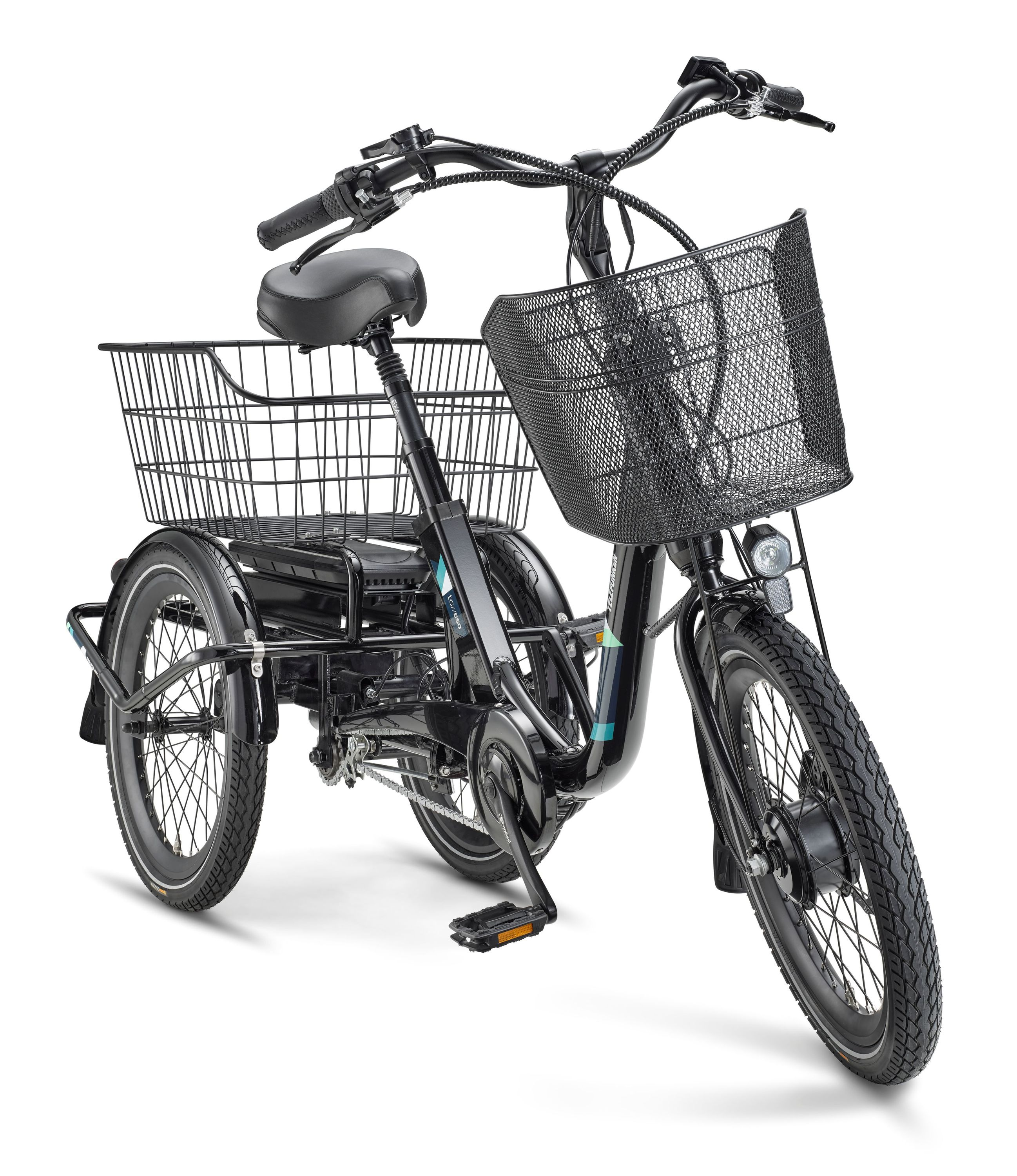 Ein schwarzes Dreirad-Elektrofahrrad mit zwei Körben und einem weißen Hintergrund.