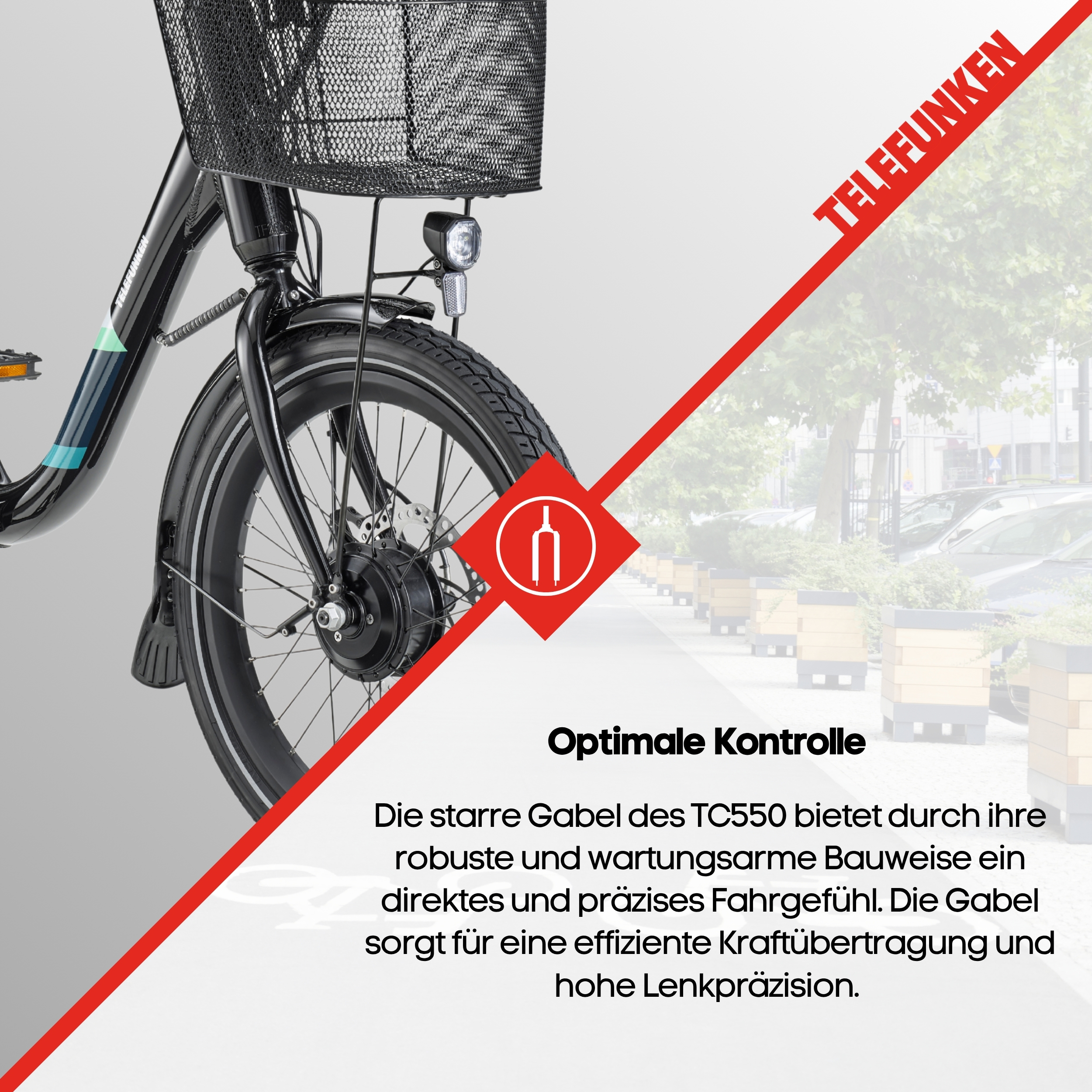 Ein schwarzes Fahrrad mit Korb und Licht, im Hintergrund Autos und Bäume.