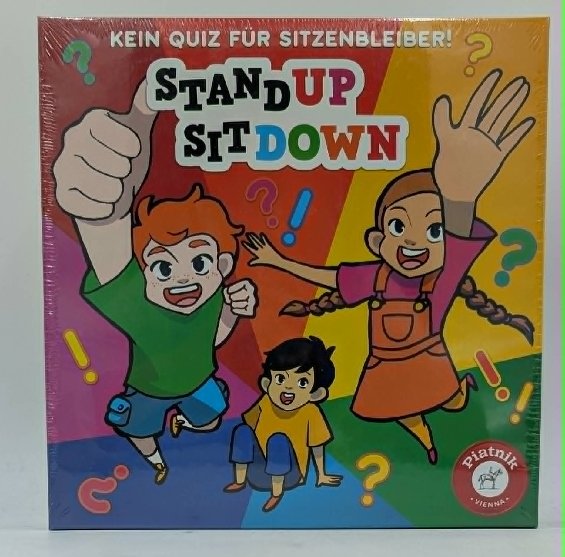 Spiel "Stand Up Sit Down" mit Kindern und Fragezeichen.