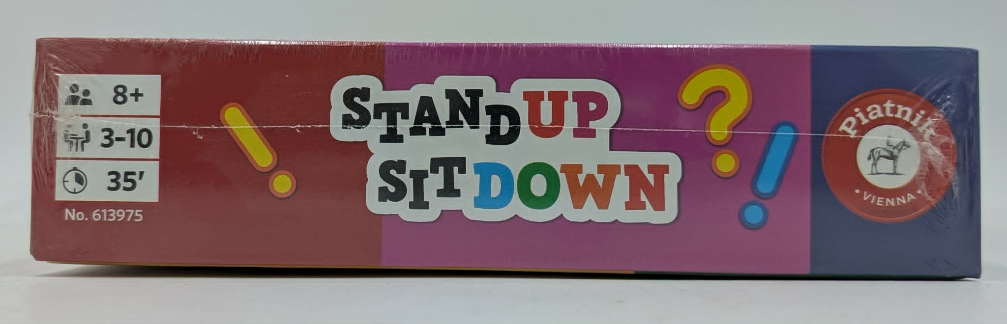 Verpackung des Spiels Stand Up Sit Down von Piatnik. Geeignet für 8+, 3-10 Spieler, 35 Min.