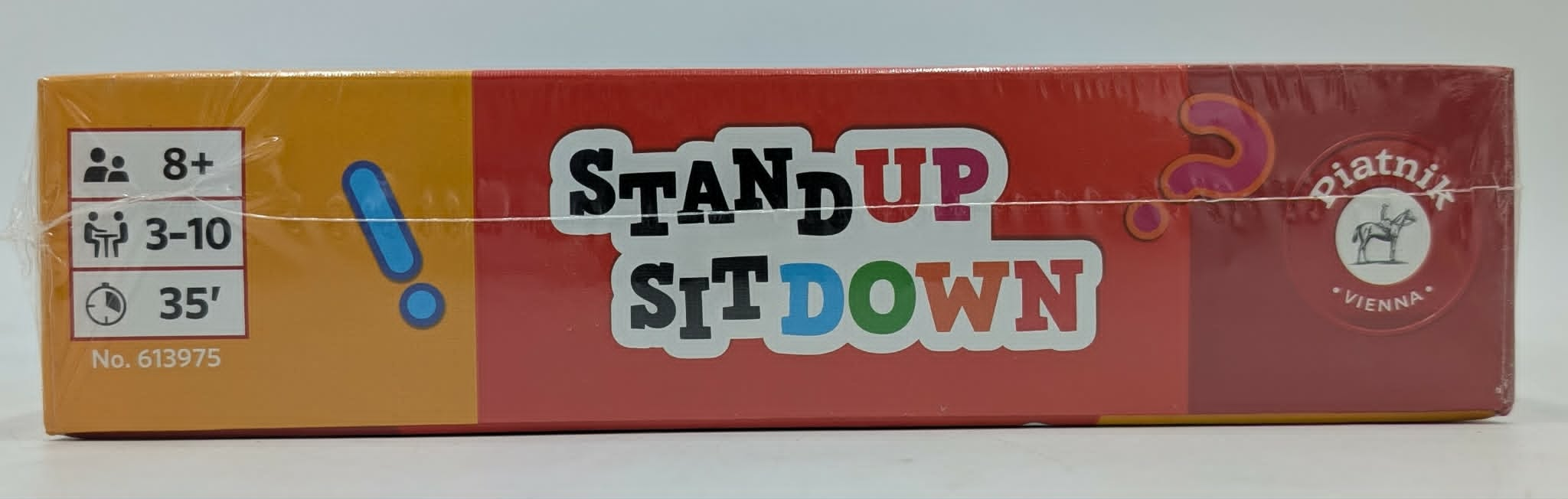 Verpackung des Brettspiels "Stand Up Sit Down" von Piatnik Wien, für 3-10 Spieler ab 8 Jahren.