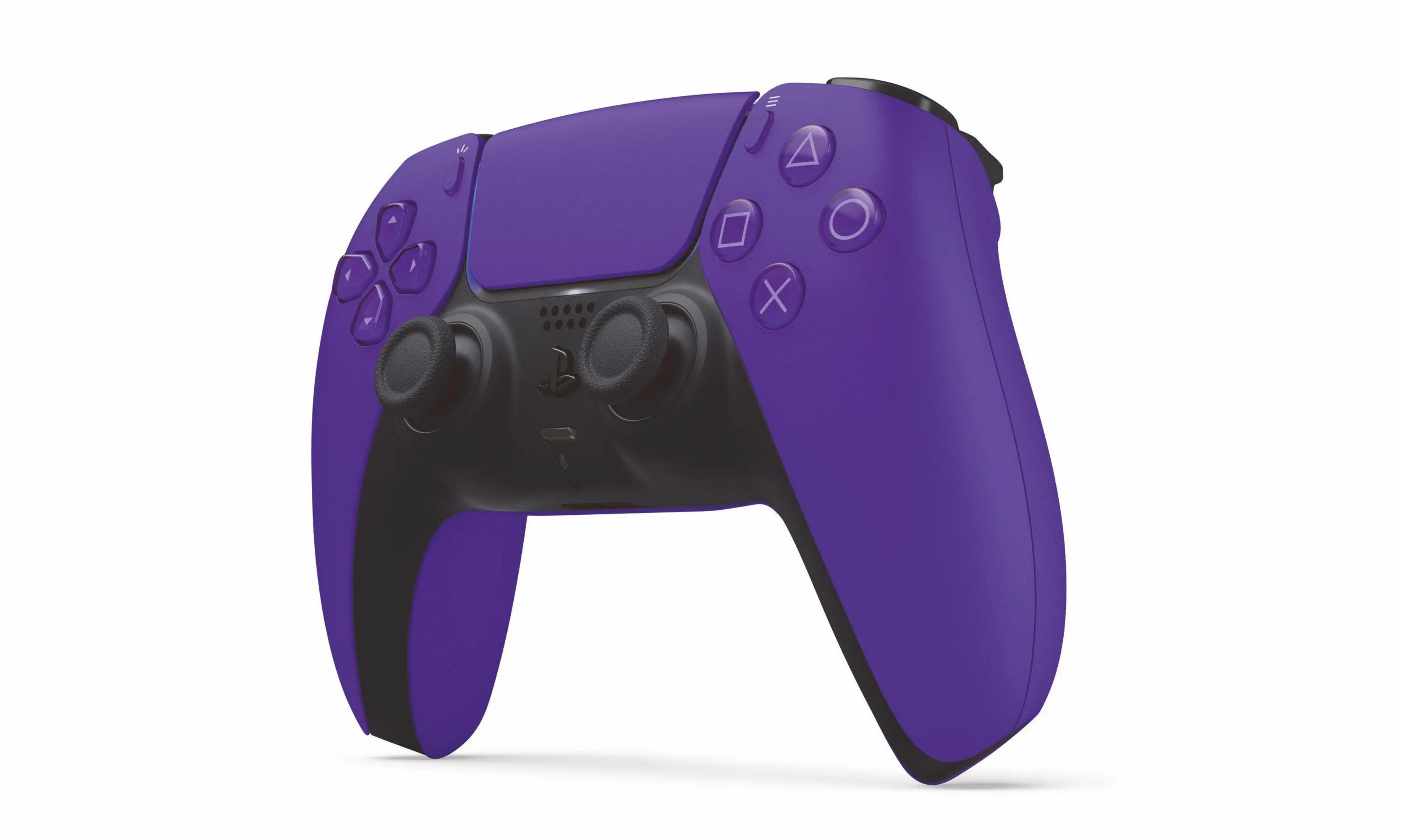 Controller di gioco viola e nero con pulsanti direzionali e stick analogici su sfondo bianco.
