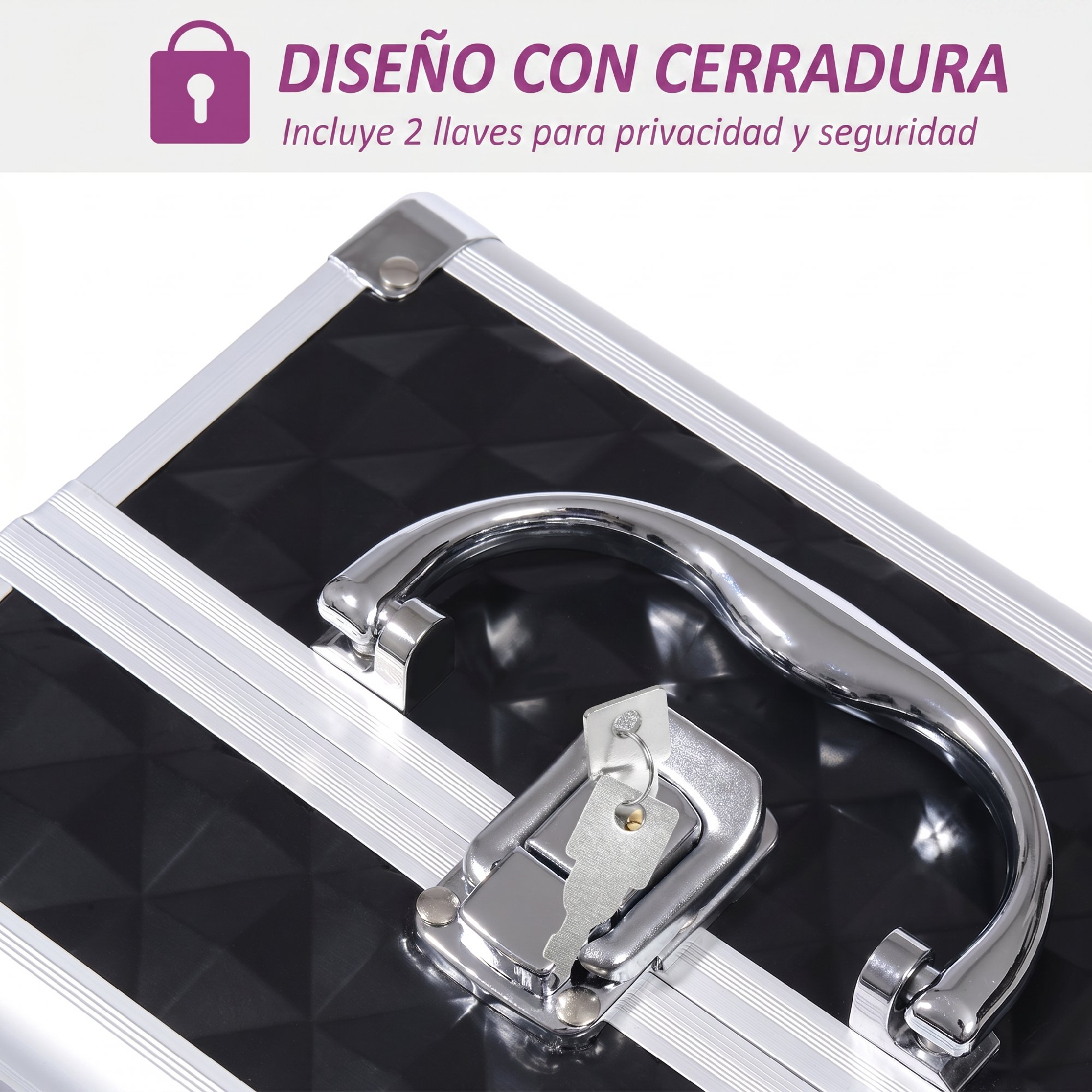 Estuche negro con asa y cerradura plateadas con dos llaves.