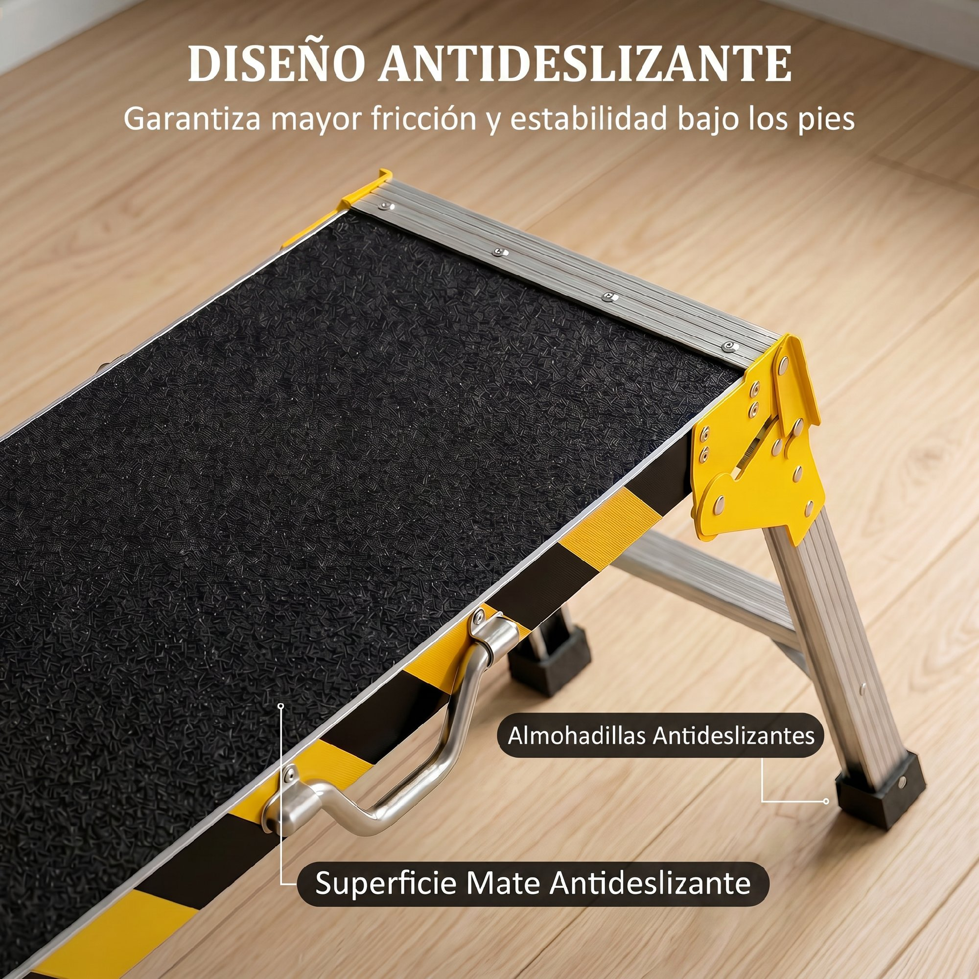 Un taburete antideslizante con marco de metal plateado y detalles amarillos sobre suelo de madera.