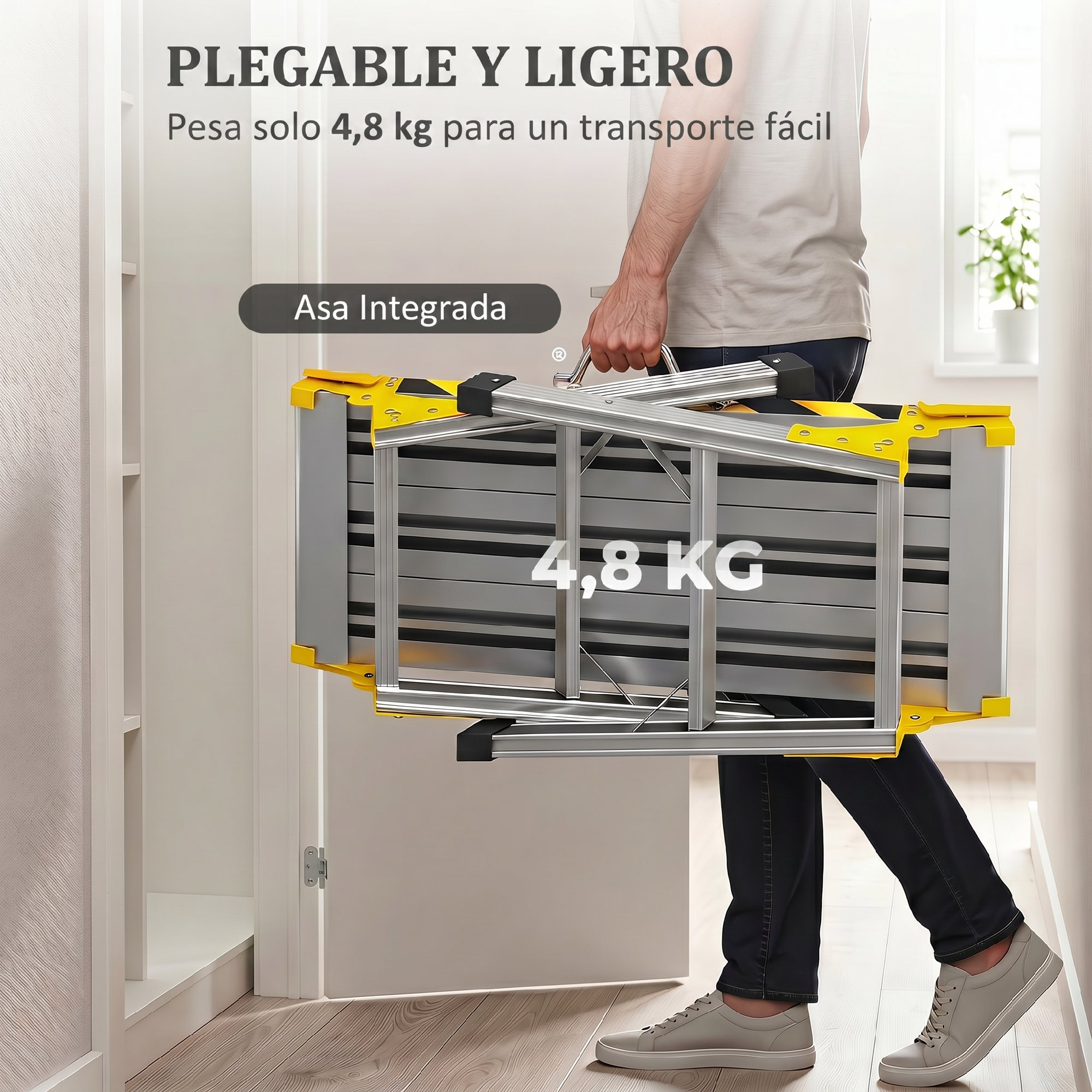 Un hombre lleva una escalera plegable con detalles amarillos, peso 4,8 kg.