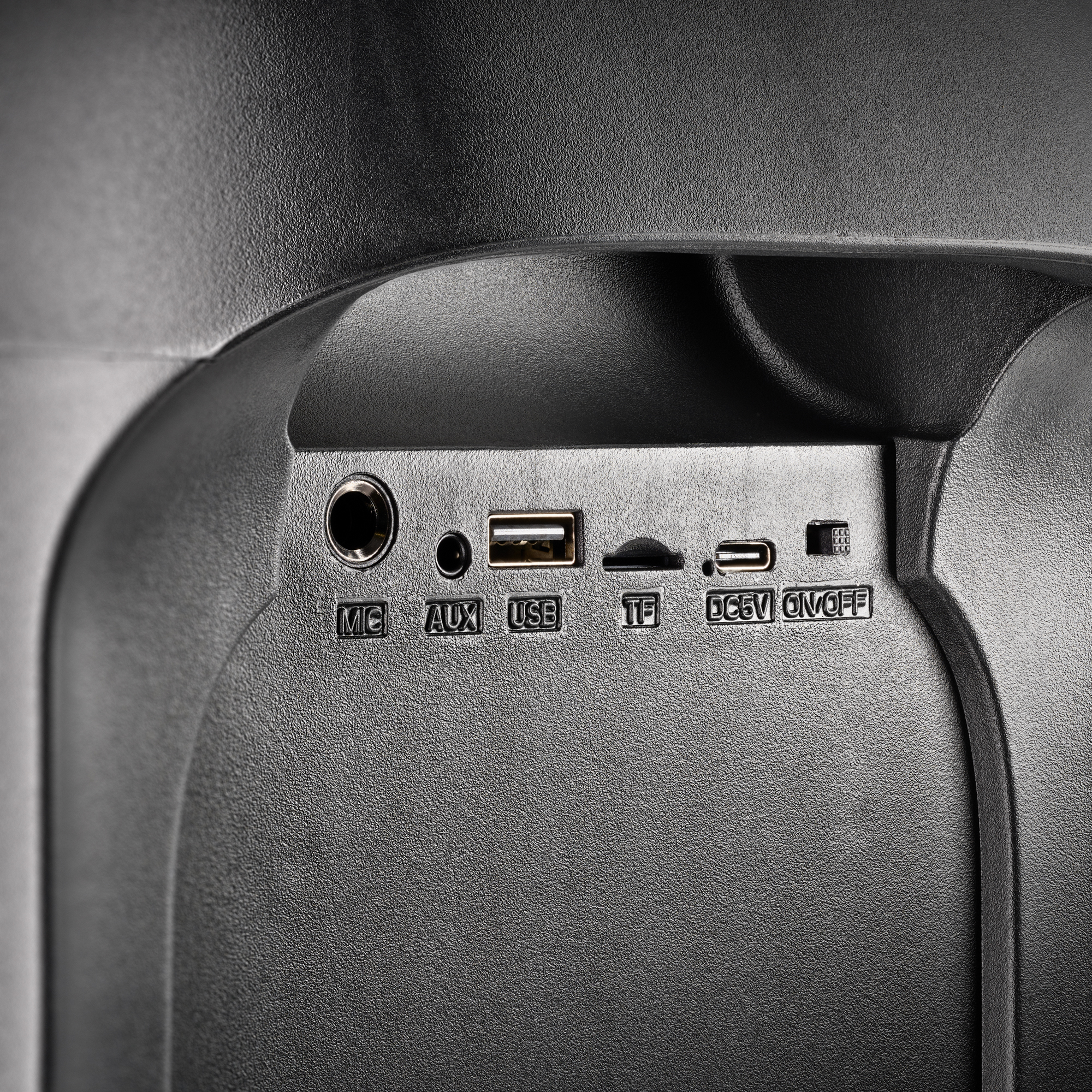 Primo piano delle porte: MIC, AUX, USB, TF, DC5V e ON/OFF.