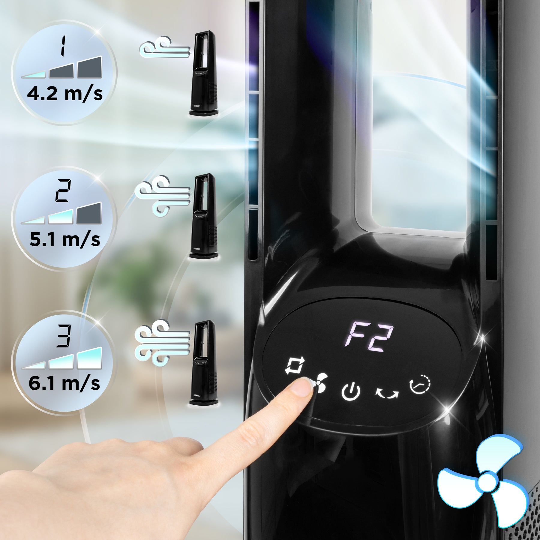 Ein Finger drückt auf einen Lüfterknopf auf einem schwarzen Turmventilator.