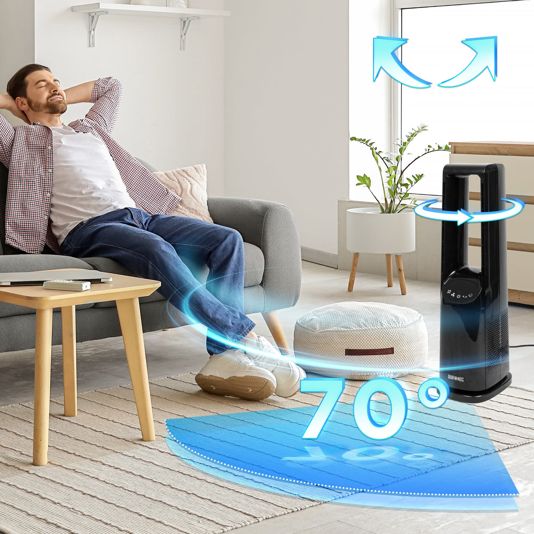 Mann entspannt auf Sofa, Turmventilator mit 70 Grad Oszillation in modernem Wohnzimmer.