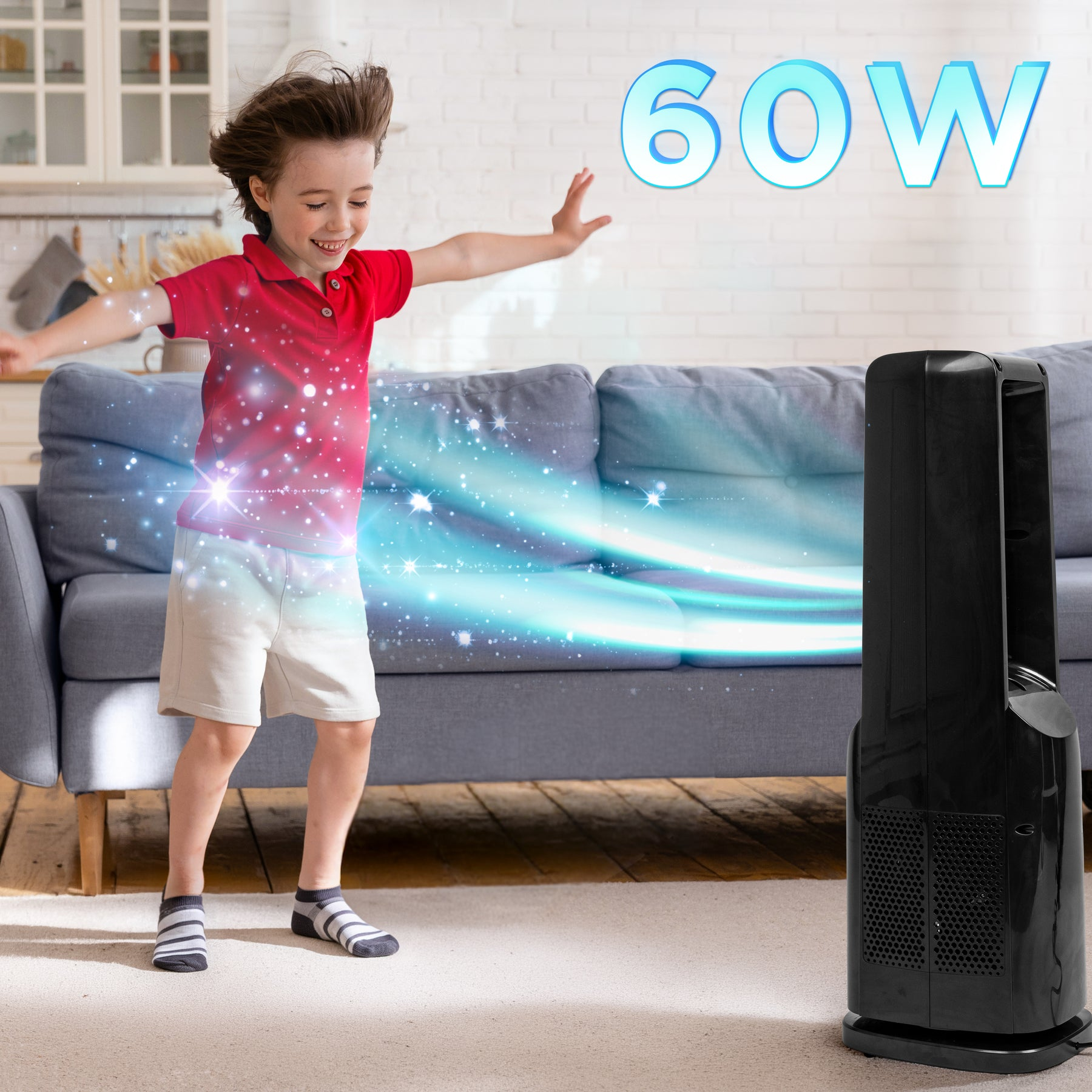 Ein Junge in rotem Hemd und Shorts tanzt vor einem Ventilator, der 60W zeigt.