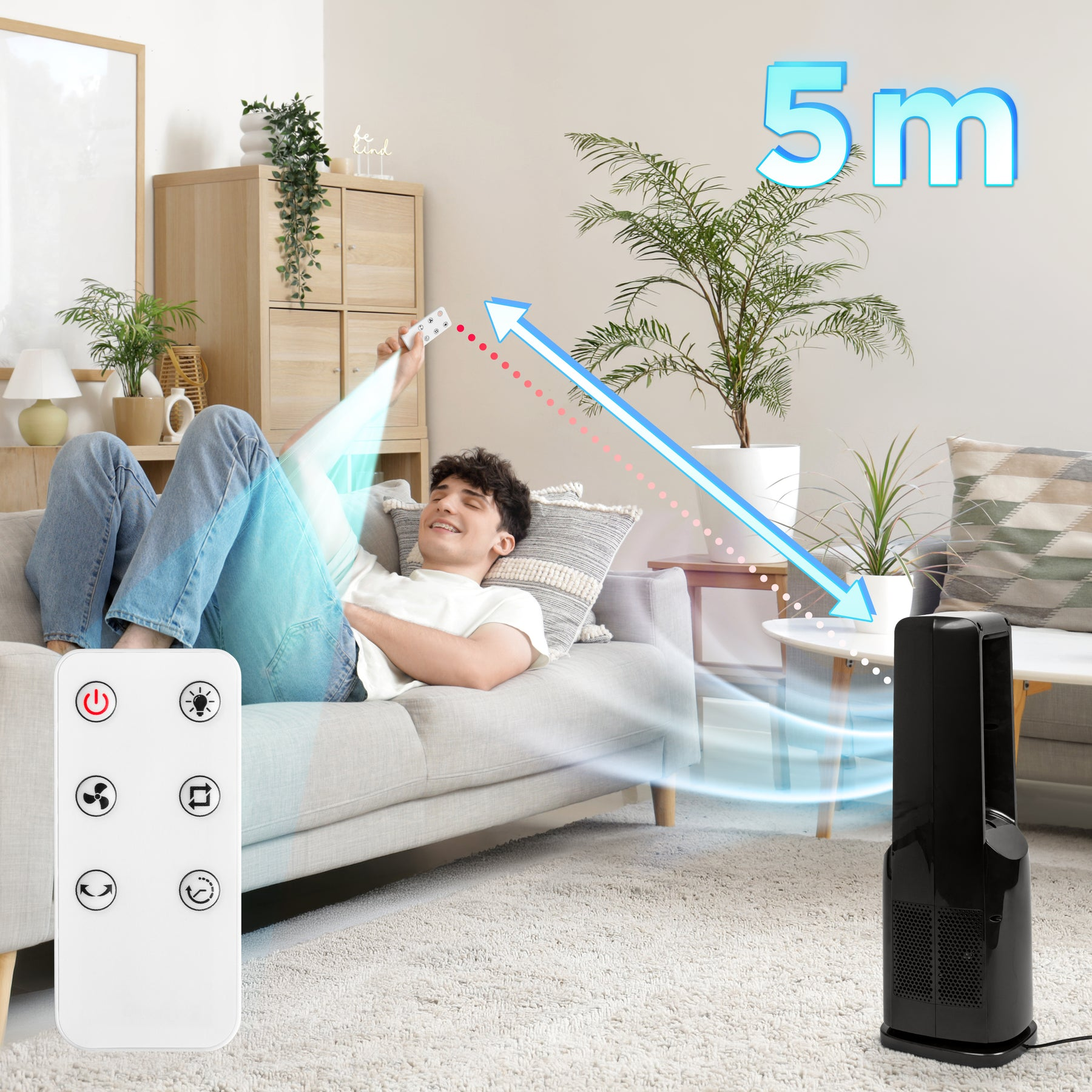 Ein Mann liegt auf einem Sofa und hält eine Fernbedienung, während ein Ventilator Luft bläst.