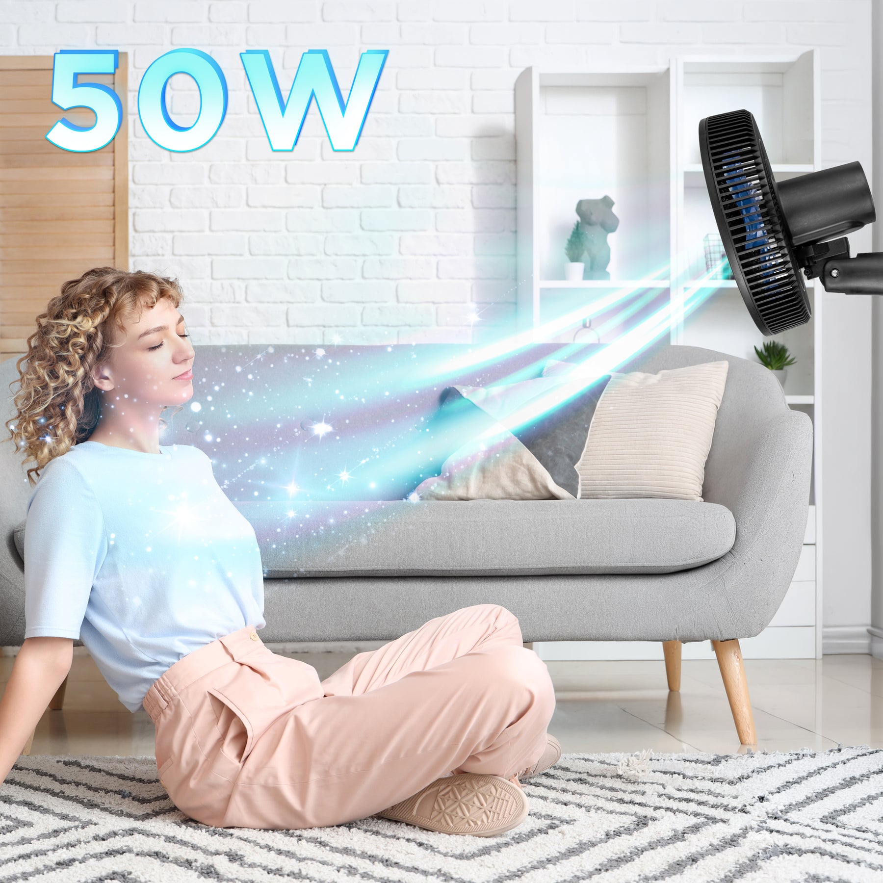 Eine Frau sitzt auf dem Boden vor einem Sofa, während ein Ventilator kühle Luft zufächelt.