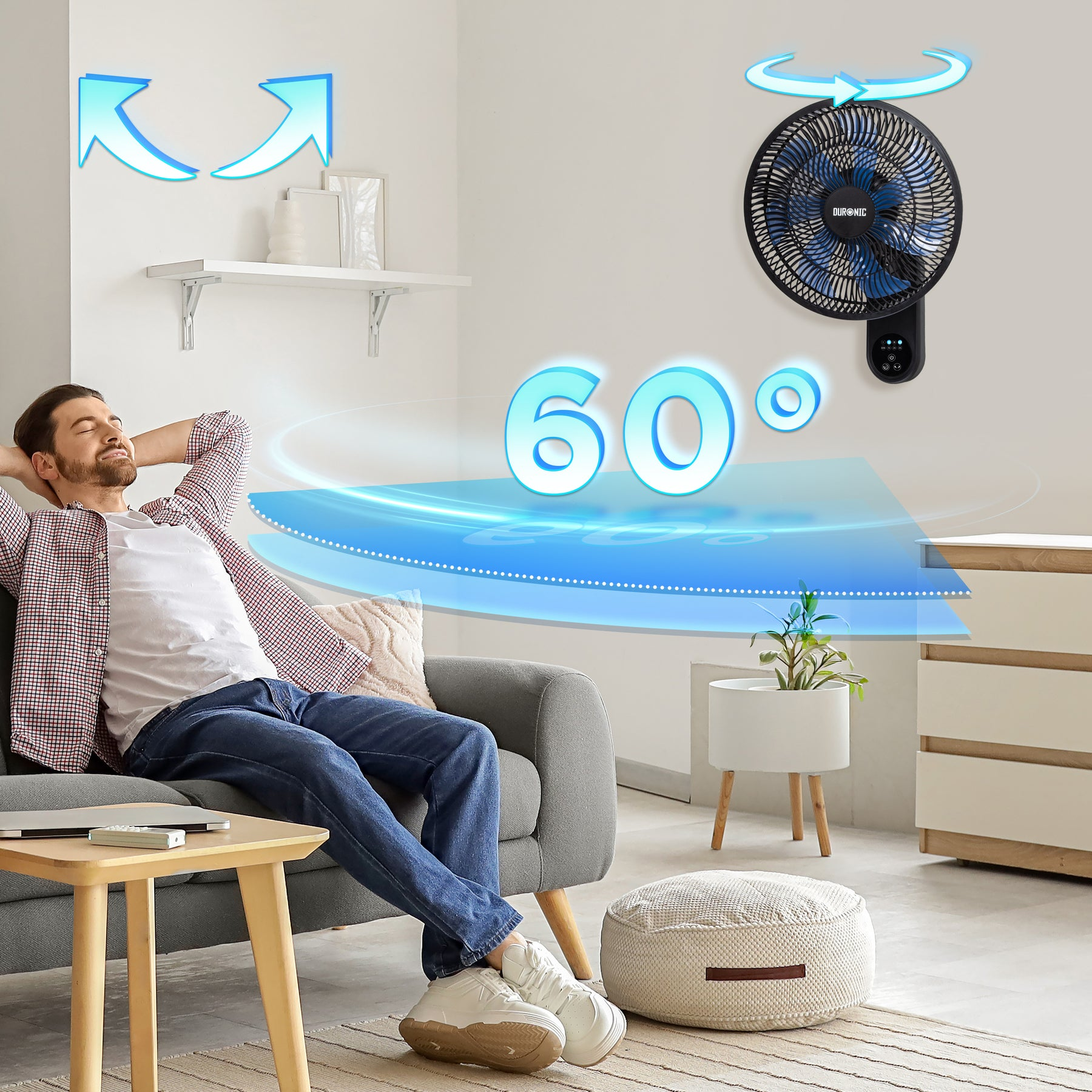 Mann entspannt sich auf Sofa, ein Wandventilator schwenkt.