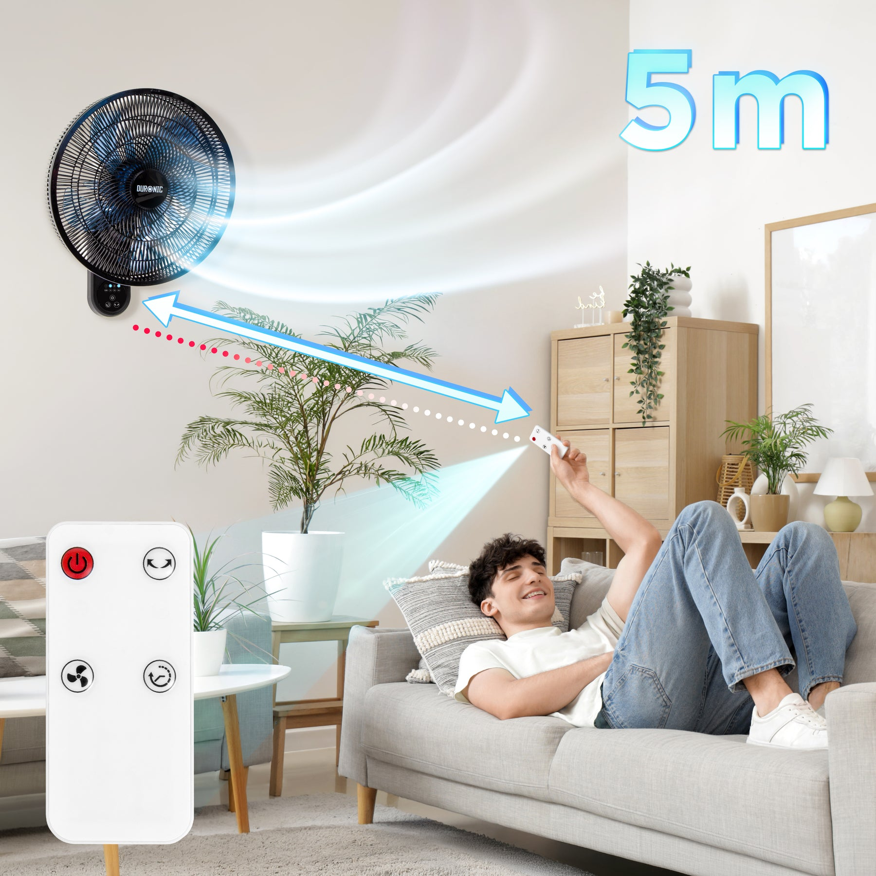 Ein Mann liegt auf einer Couch, während ein Ventilator Luft zufächelt.