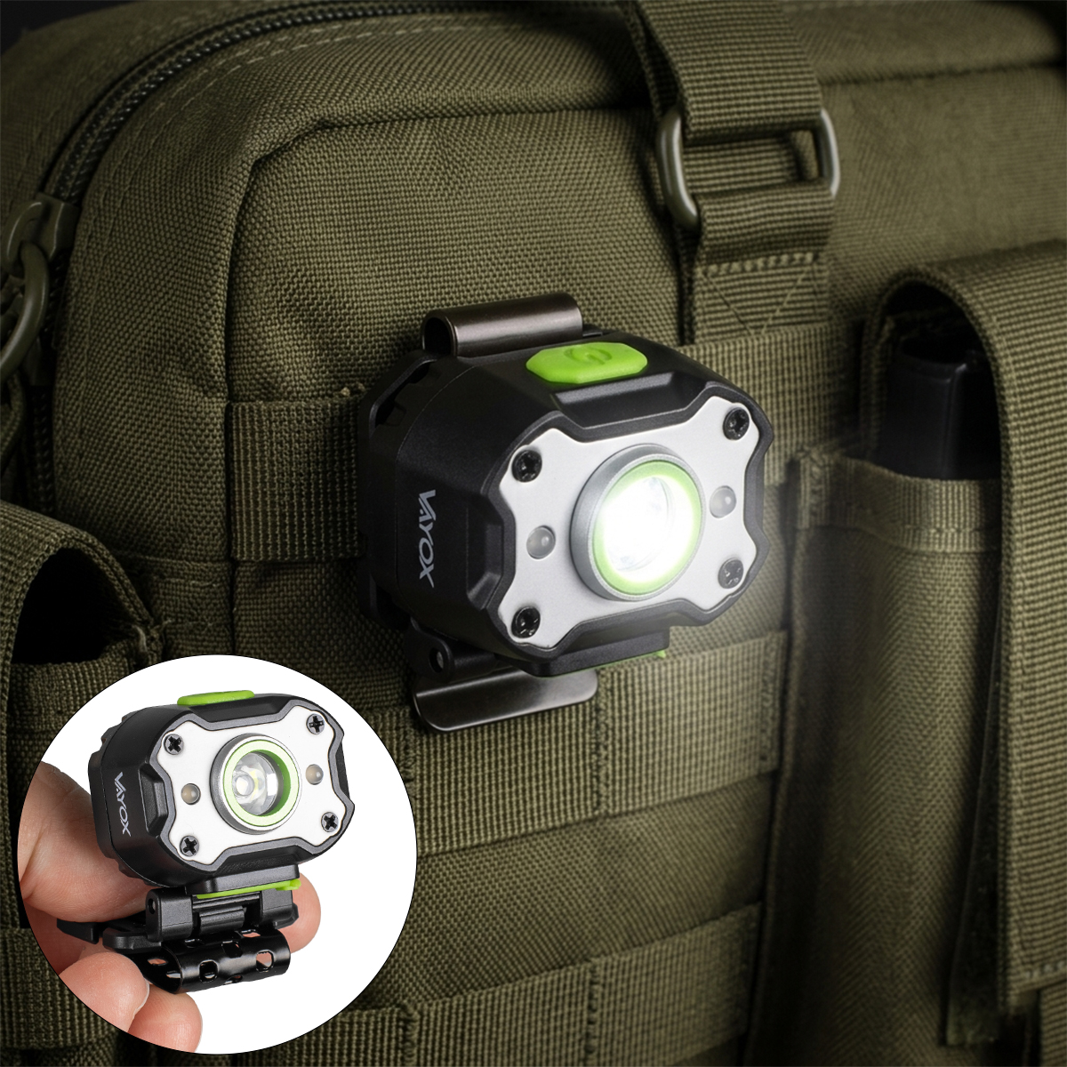 Schwarze und silberne Stirnlampe mit grünem Knopf auf olivgrünem taktischem Rucksack.