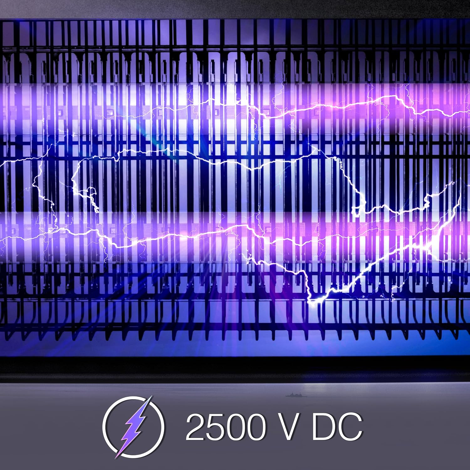 Lila Blitze zucken durch ein Gitter mit der Aufschrift 2500 V DC.