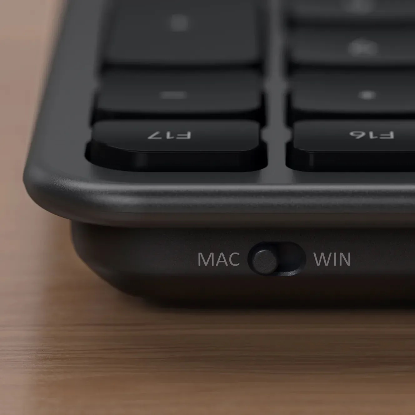 Zbliżenie czarnej klawiatury z przełącznikiem Mac/Win. Widoczne klawisze F17 i F16.