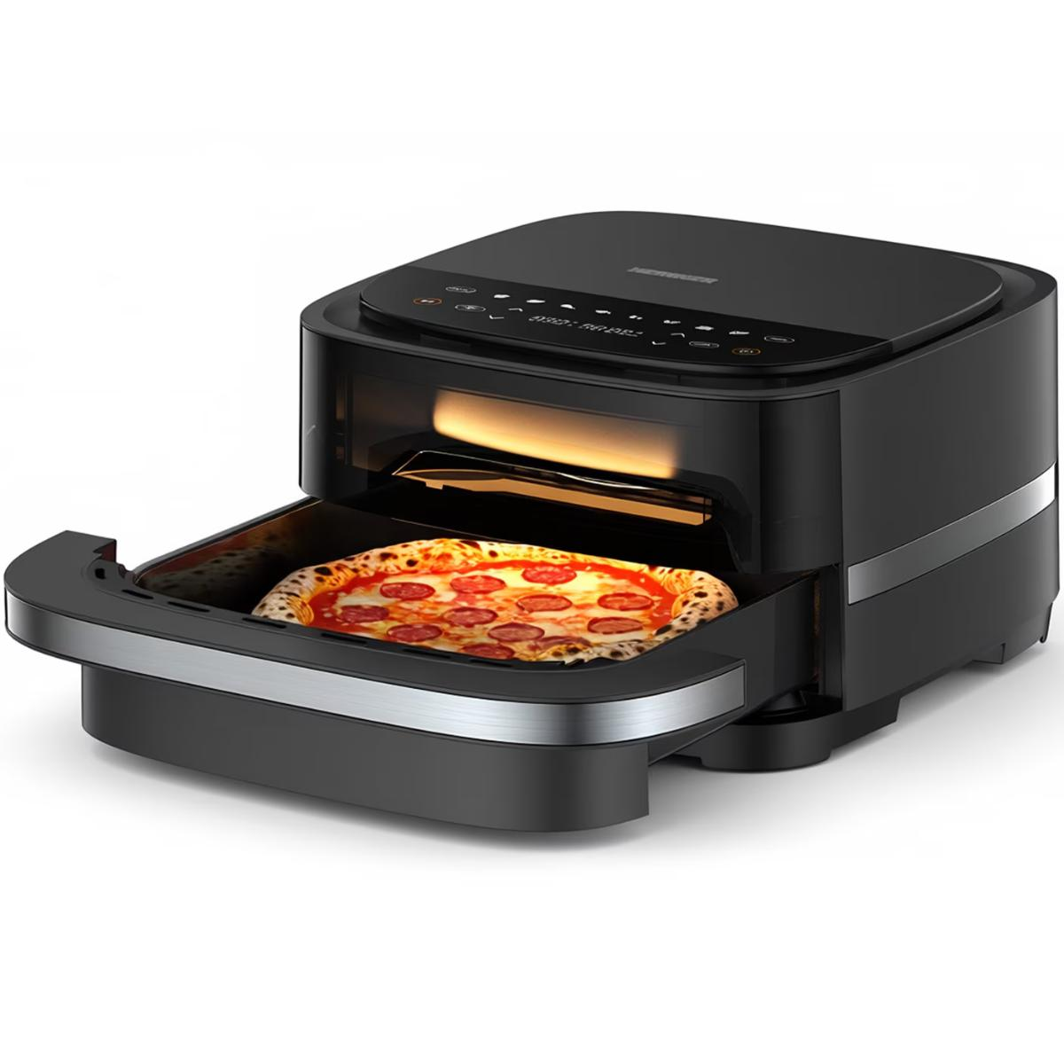 Zwarte airfryer oven met een pepperoni pizza die in de lade wordt bereid.