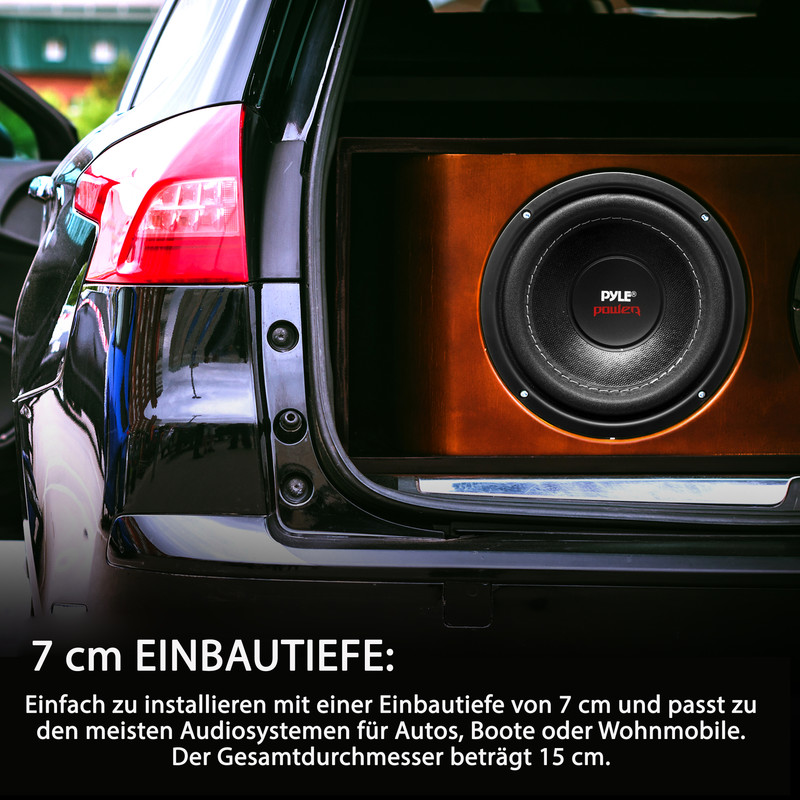Schwarzer Kombi mit offenem Kofferraum, darin ein Subwoofer in Holzkiste.