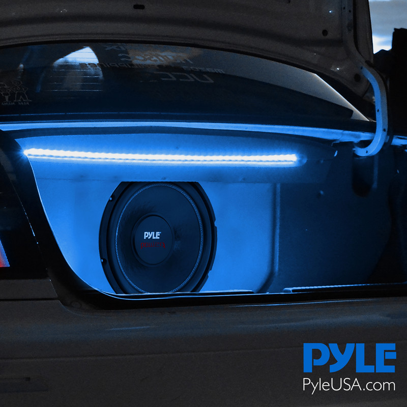 Ein großer Subwoofer in einem Auto, beleuchtet mit blauen LED-Lichtern.