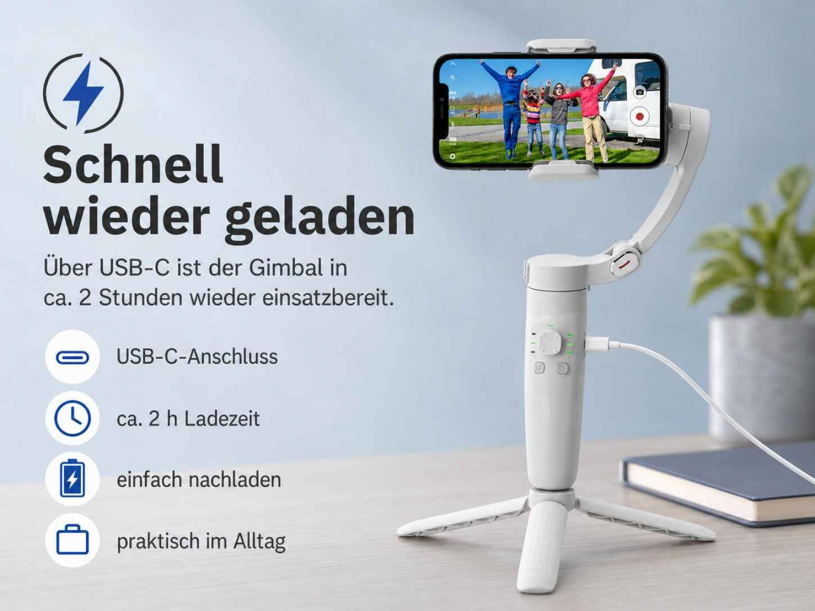 Ein weißer Gimbal mit Smartphone, das eine Familie zeigt, wird über USB-C geladen.