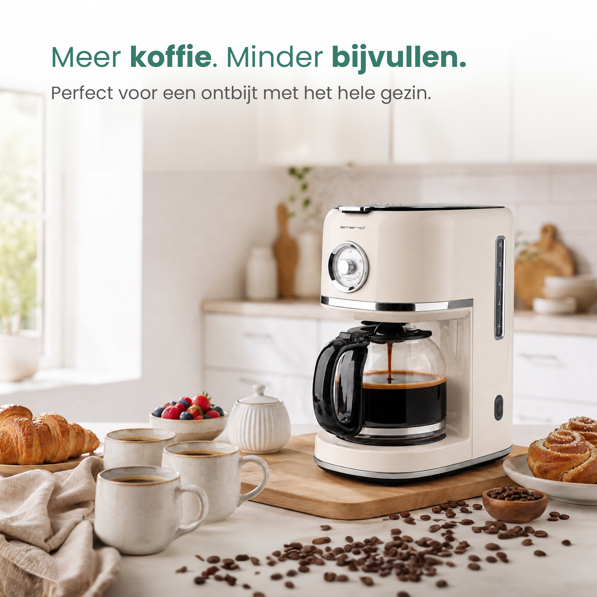 Une cafetière de couleur crème prépare du café sur trois tasses. Des croissants et pâtisseries sont à proximité.