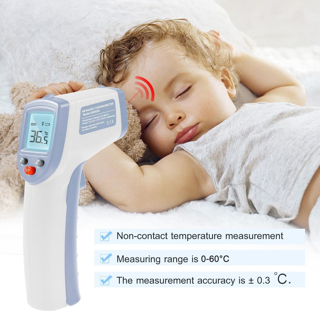 Ein Thermometer misst die Stirntemperatur eines schlafenden Babys.