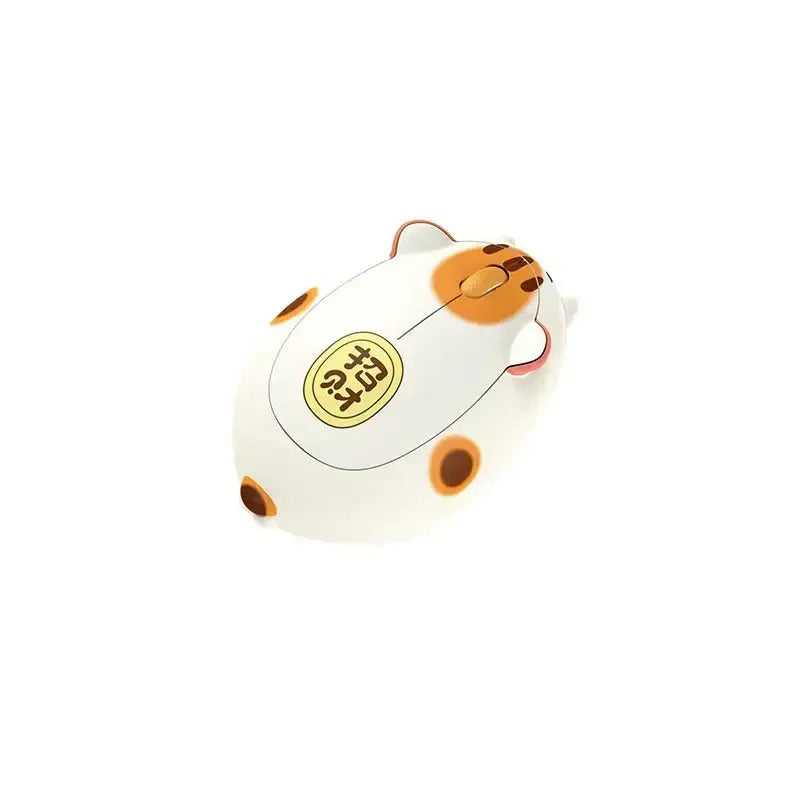 Turuncu benekli ve kulaklı bir kedi şeklinde beyaz bilgisayar faresi. Sırtında Japonca yazılı sarı bir daire var.