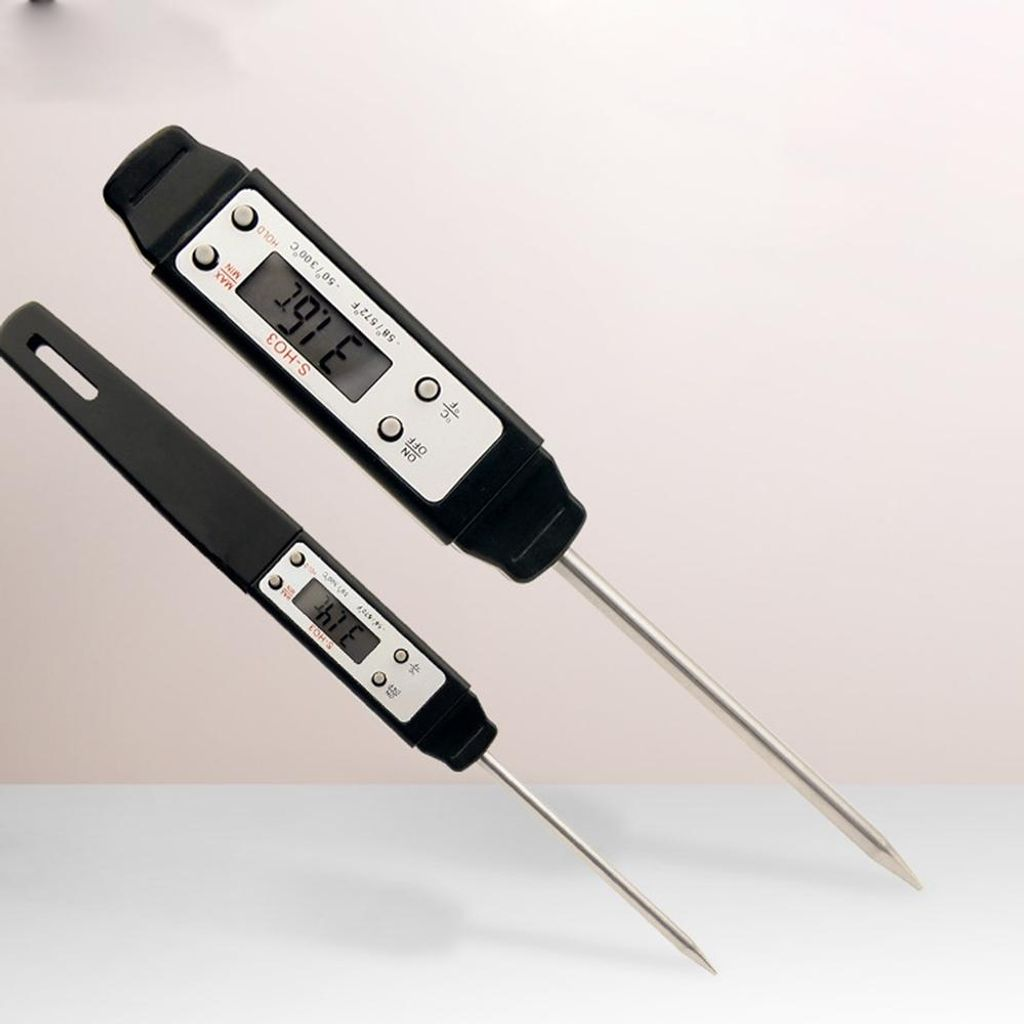 Zwei schwarze Digitalthermometer mit Edelstahlsonde auf hellem Hintergrund.