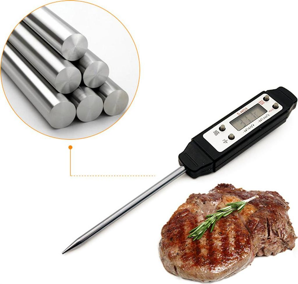 Ein Fleischthermometer mit digitaler Anzeige und einem gebratenen Steak mit Rosmarin.