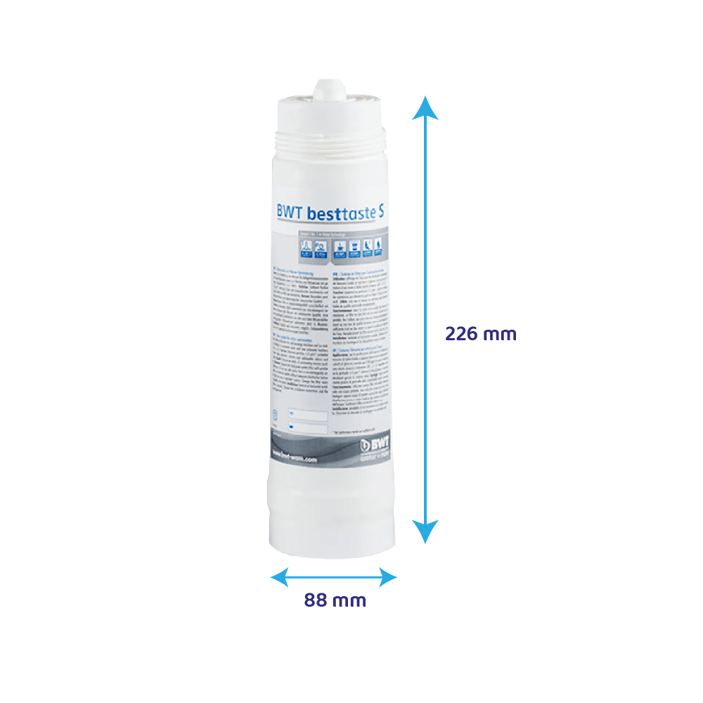 Ein weißer Wasserfilter von BWT, 226 mm lang und 88 mm breit.