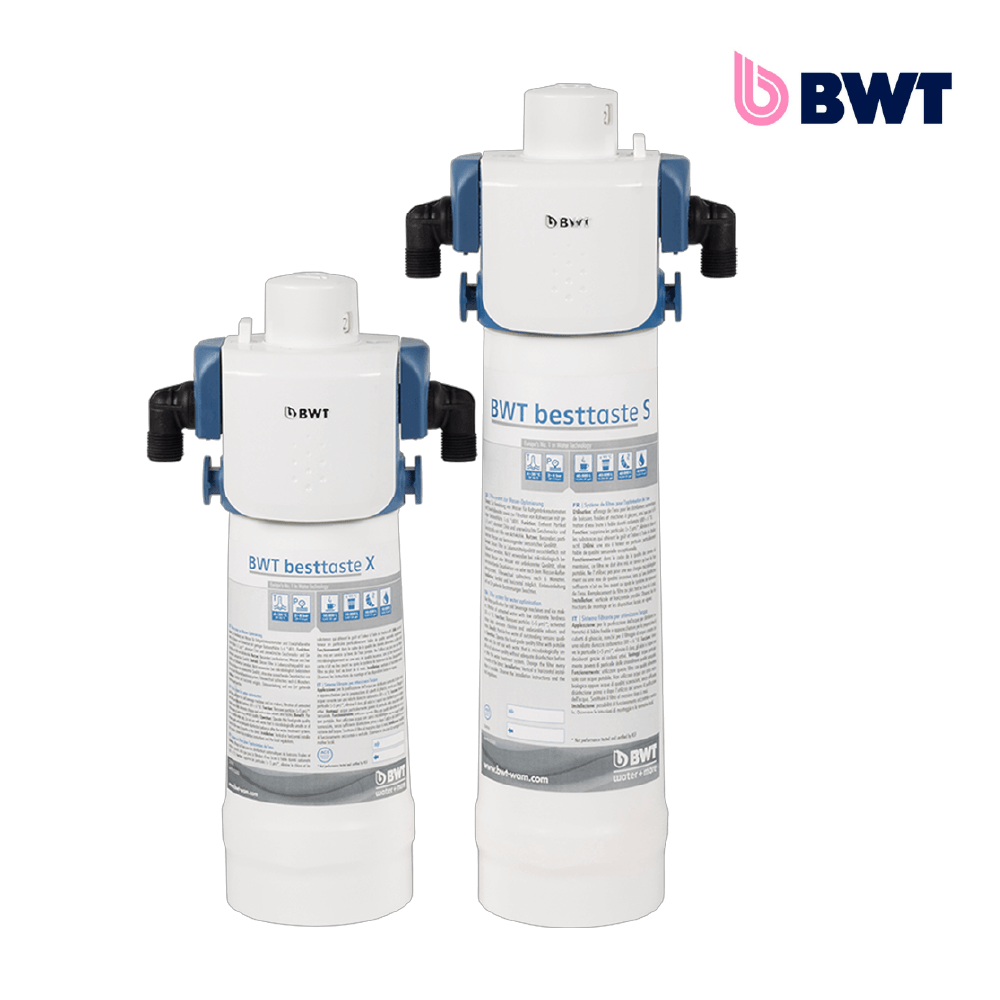 Zwei weiße BWT Wasserfilter, ein kleiner und ein großer, nebeneinander.