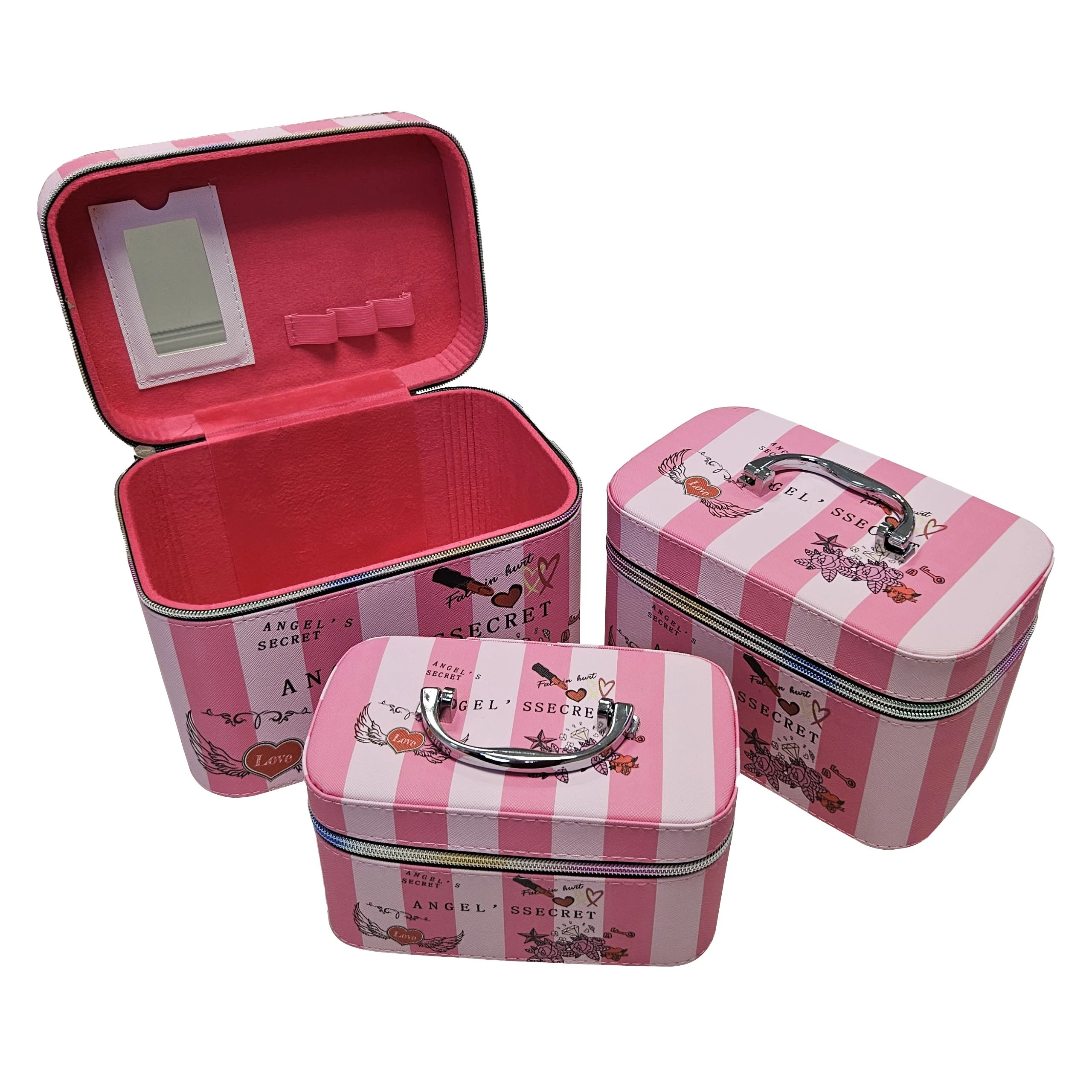 Tre trousse rosa a righe con manici e stampe.