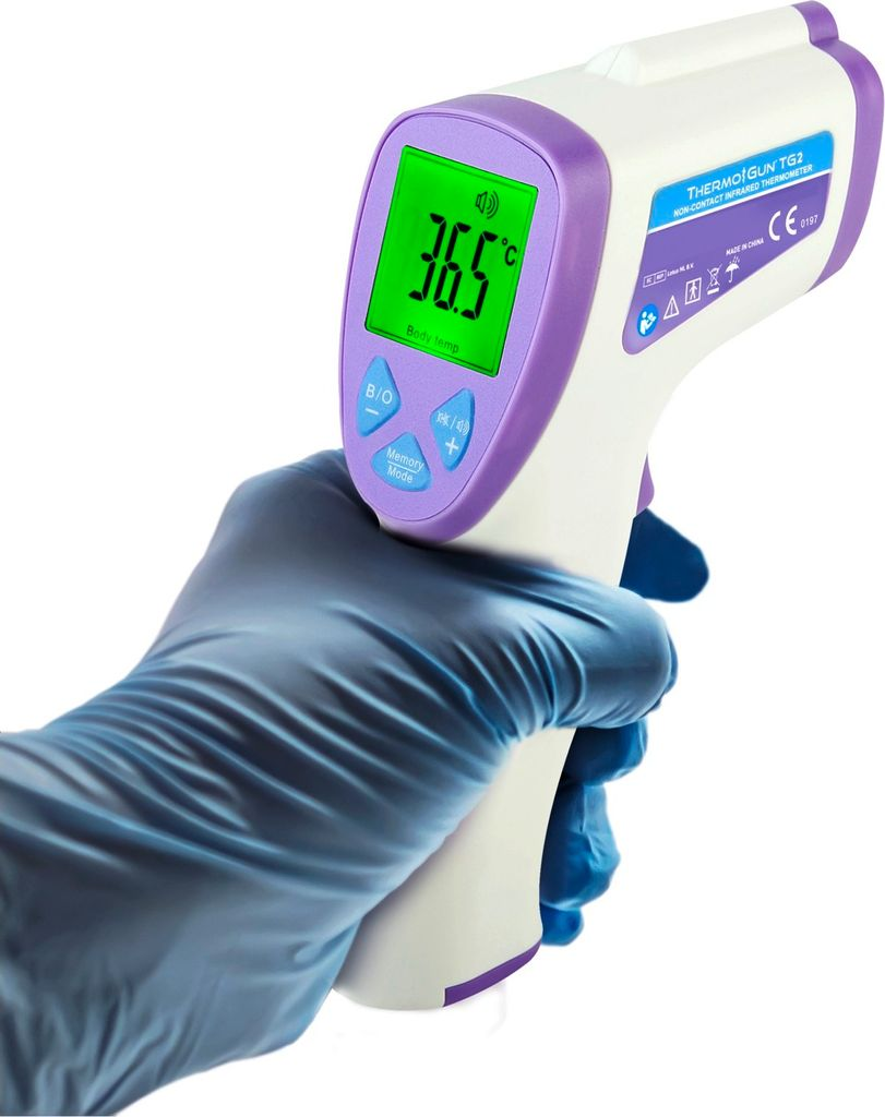 Ein Handschuh hält ein digitales Thermometer mit einem grünen Bildschirm, der 36,5°C anzeigt.