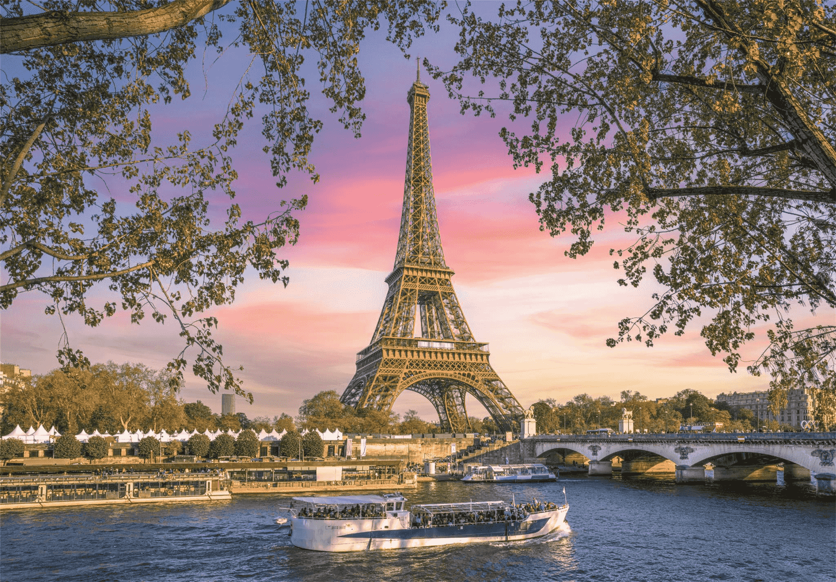 Torre Eiffel al atardecer con barcos en el Sena y árboles en primer plano.