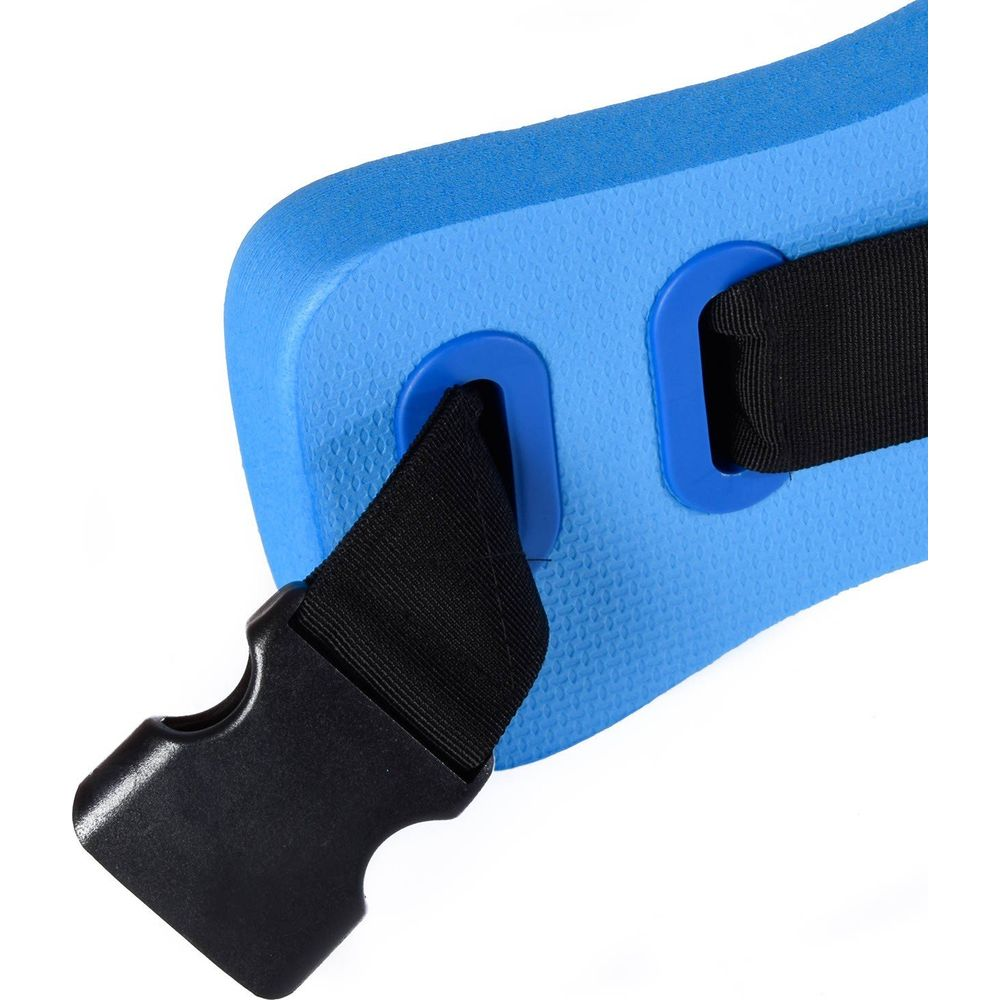 Blauer Schwimmgürtel mit schwarzem Gurt und Schnalle auf weißem Hintergrund.