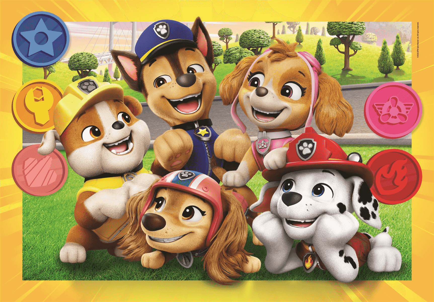 Cinco cachorros de Paw Patrol visten uniformes y sonríen frente a un parque.