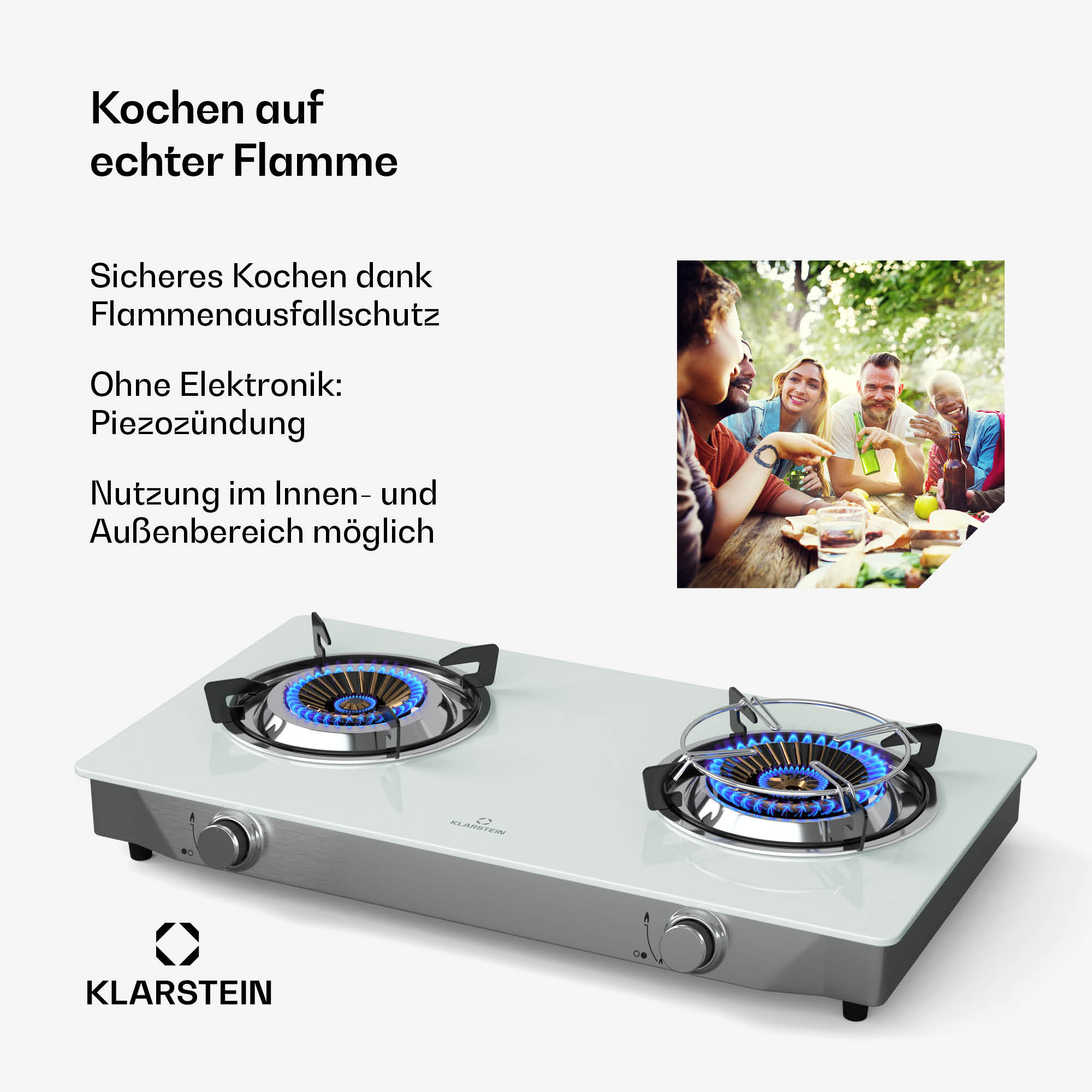 Ein weißer Gaskocher mit zwei Brennern, blau brennend, daneben eine Gruppe von Freunden.