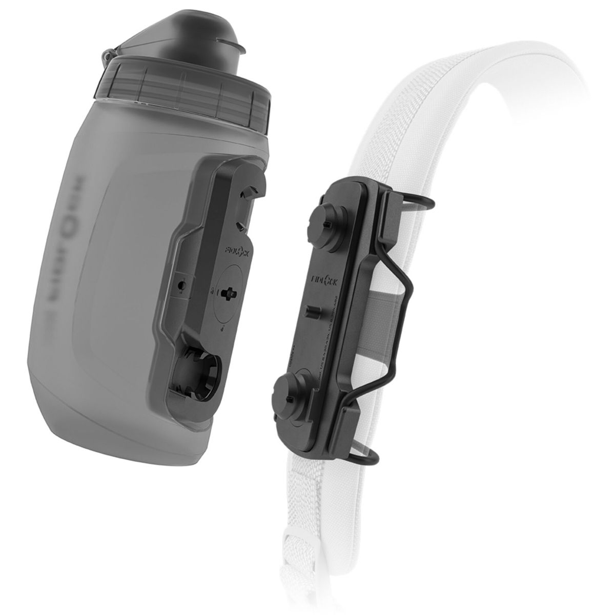 Eine graue Wasserflasche mit schwarzer Fidlock-Halterung neben einer schwarzen Halterung an einem weißen Gurt.