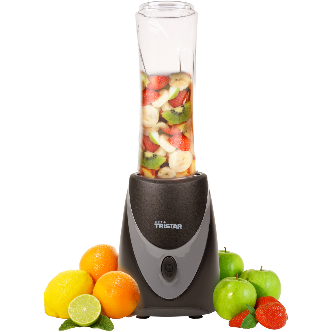 Ein schwarzer Mixer mit Früchten gefüllt, umgeben von Orangen, Zitronen, Äpfeln, Limetten und Erdbeeren.