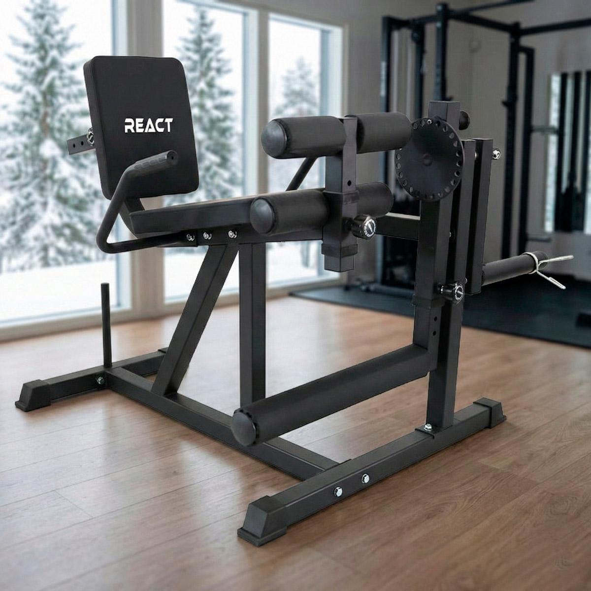 Schwarzes Beinbeuger-Gerät mit gepolstertem Sitz und Rückenlehne, im Fitnessstudio.