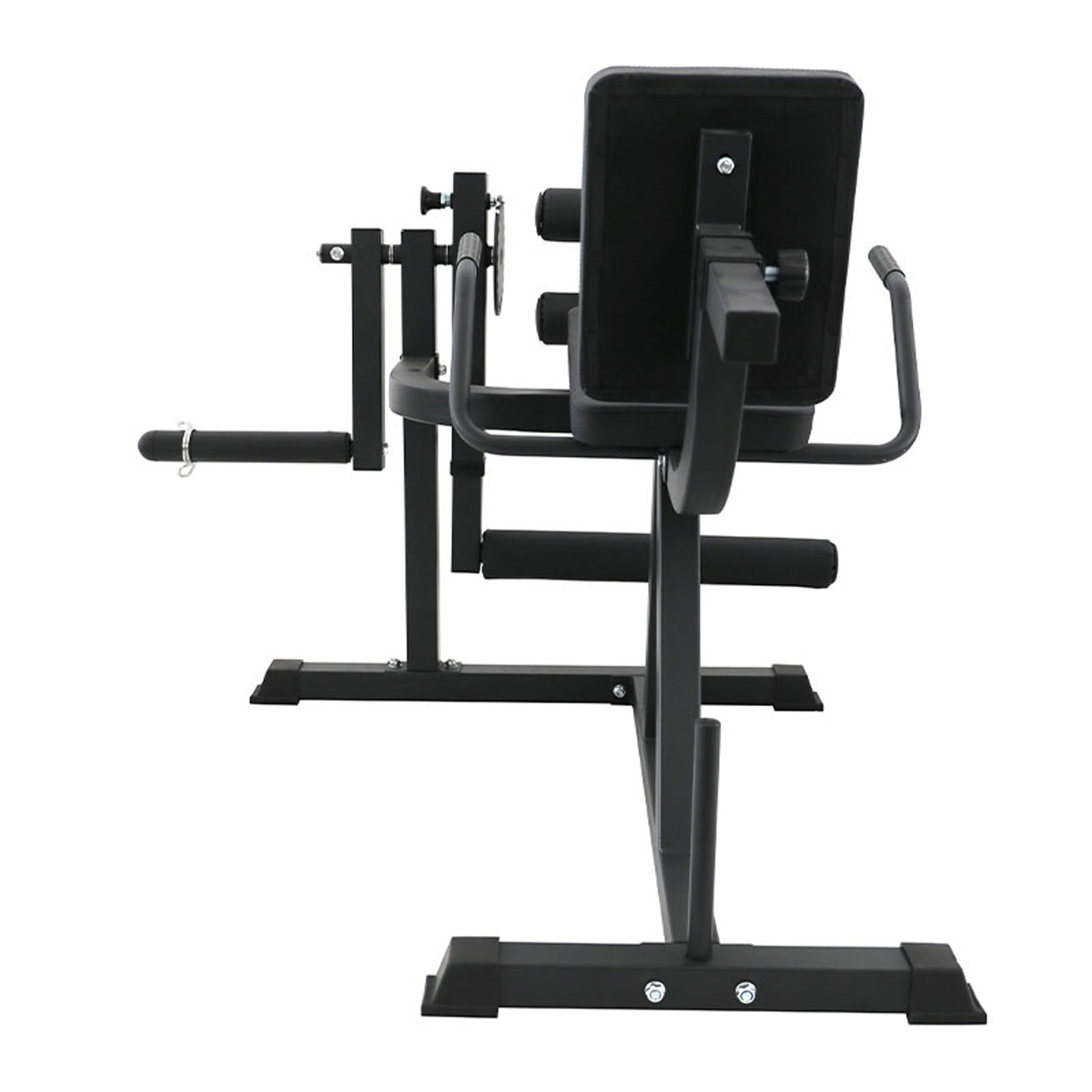 Schwarzes Fitnessgerät mit Polstern und Griffen, Seitenansicht.