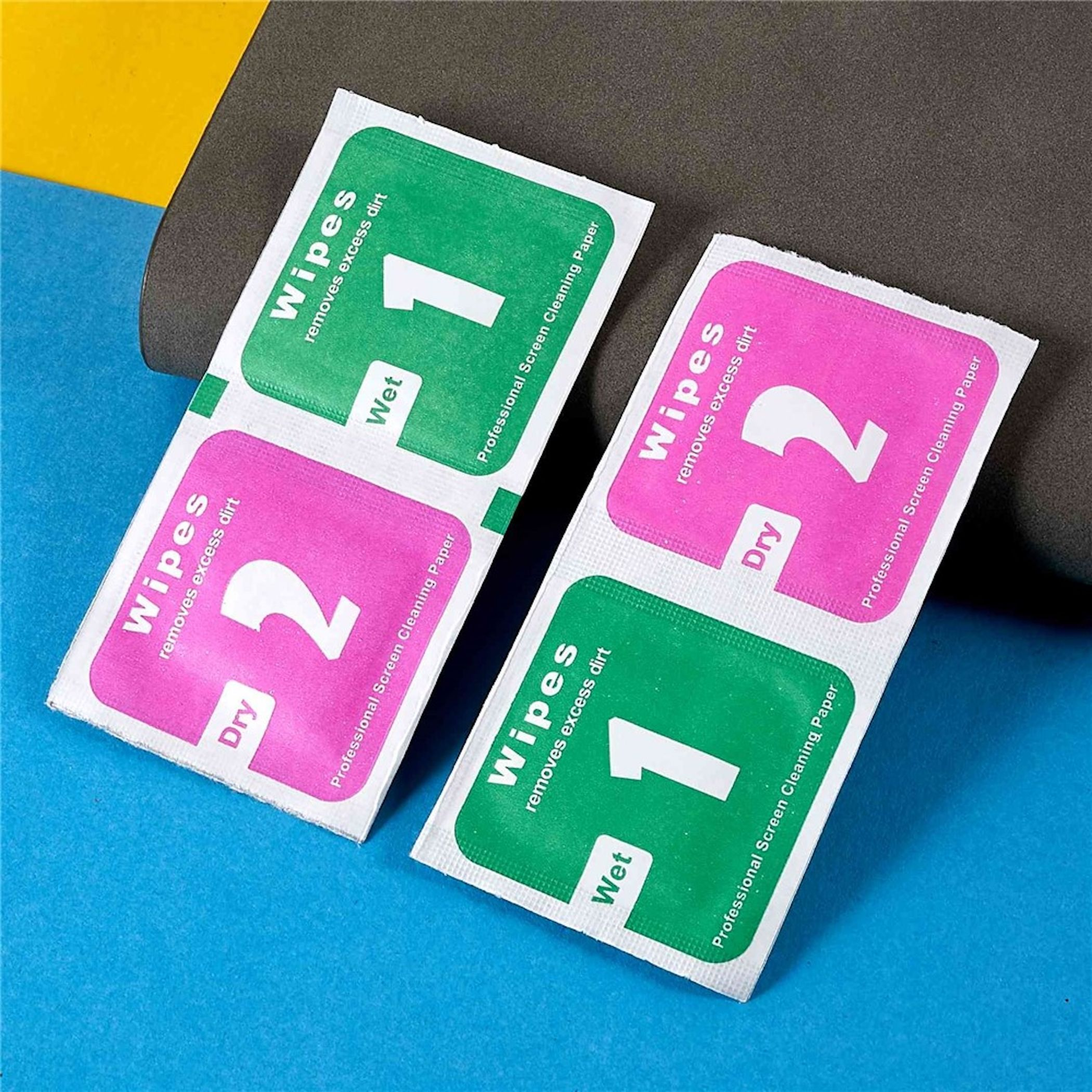 Zwei Päckchen Reinigungstücher, eins in Grün (nass) und eins in Pink (trocken).