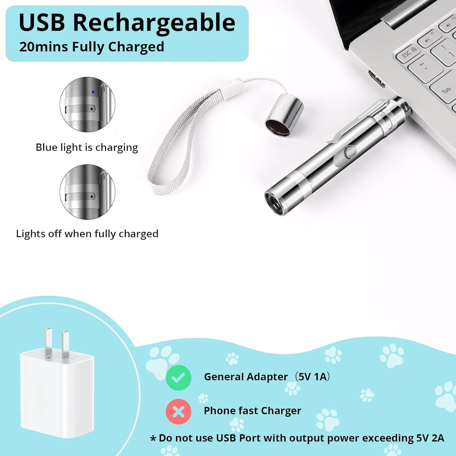 Ein silberner USB-Aufladbarer Mini-LED-Strahler neben einem Laptop. Ladeanzeige blau.