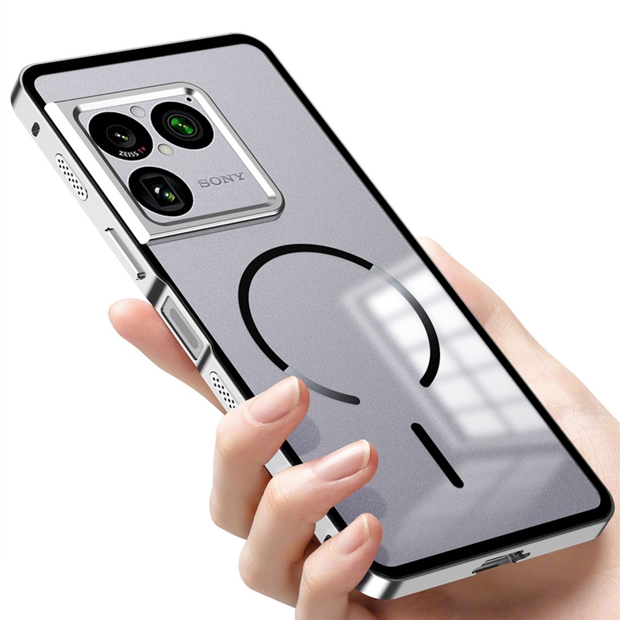 Eine Hand hält ein graues Smartphone mit dreifacher Sony-Kamera und silbernem Rahmen.