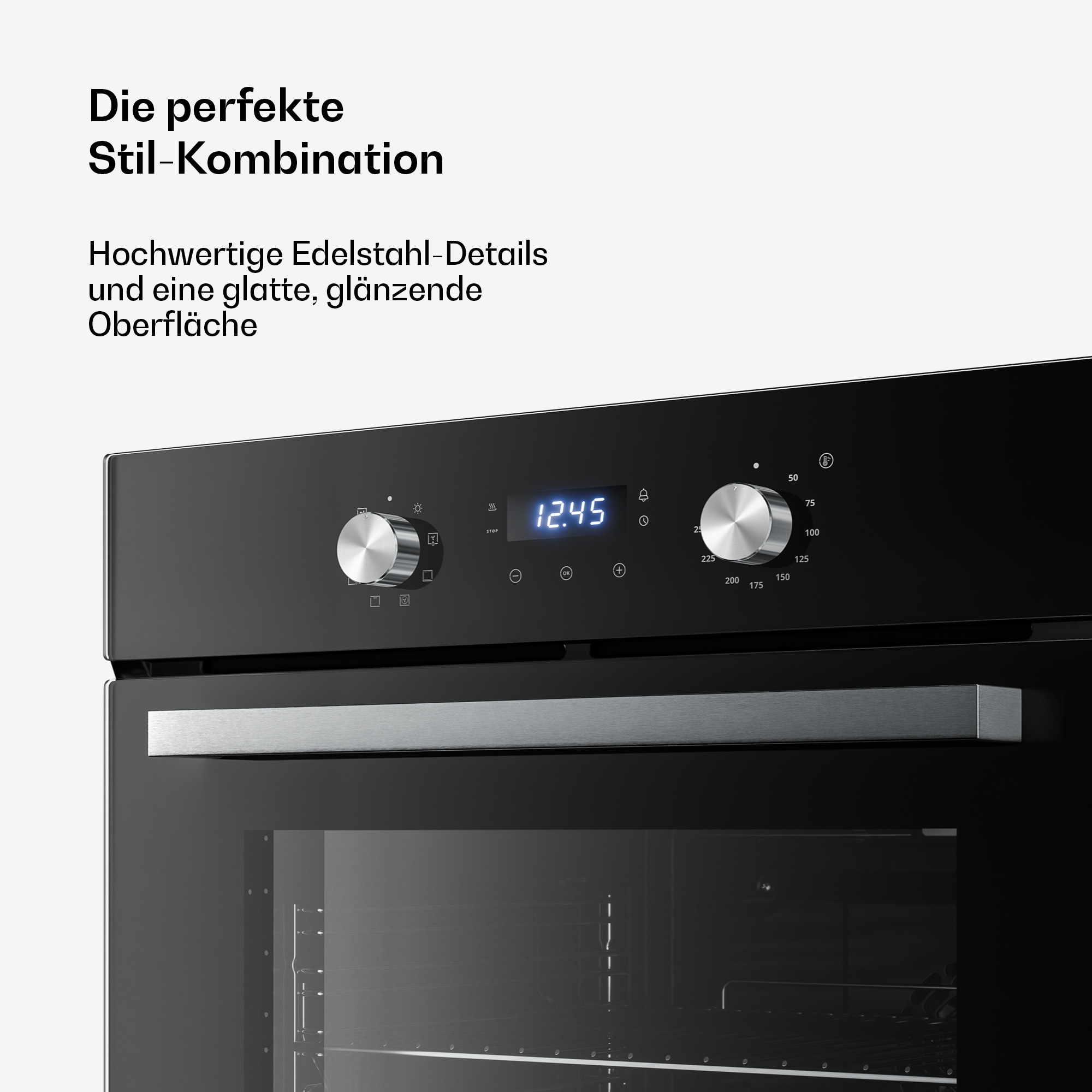 Ein schwarzer Ofen mit Edelstahldetails und digitaler Anzeige 12.45.