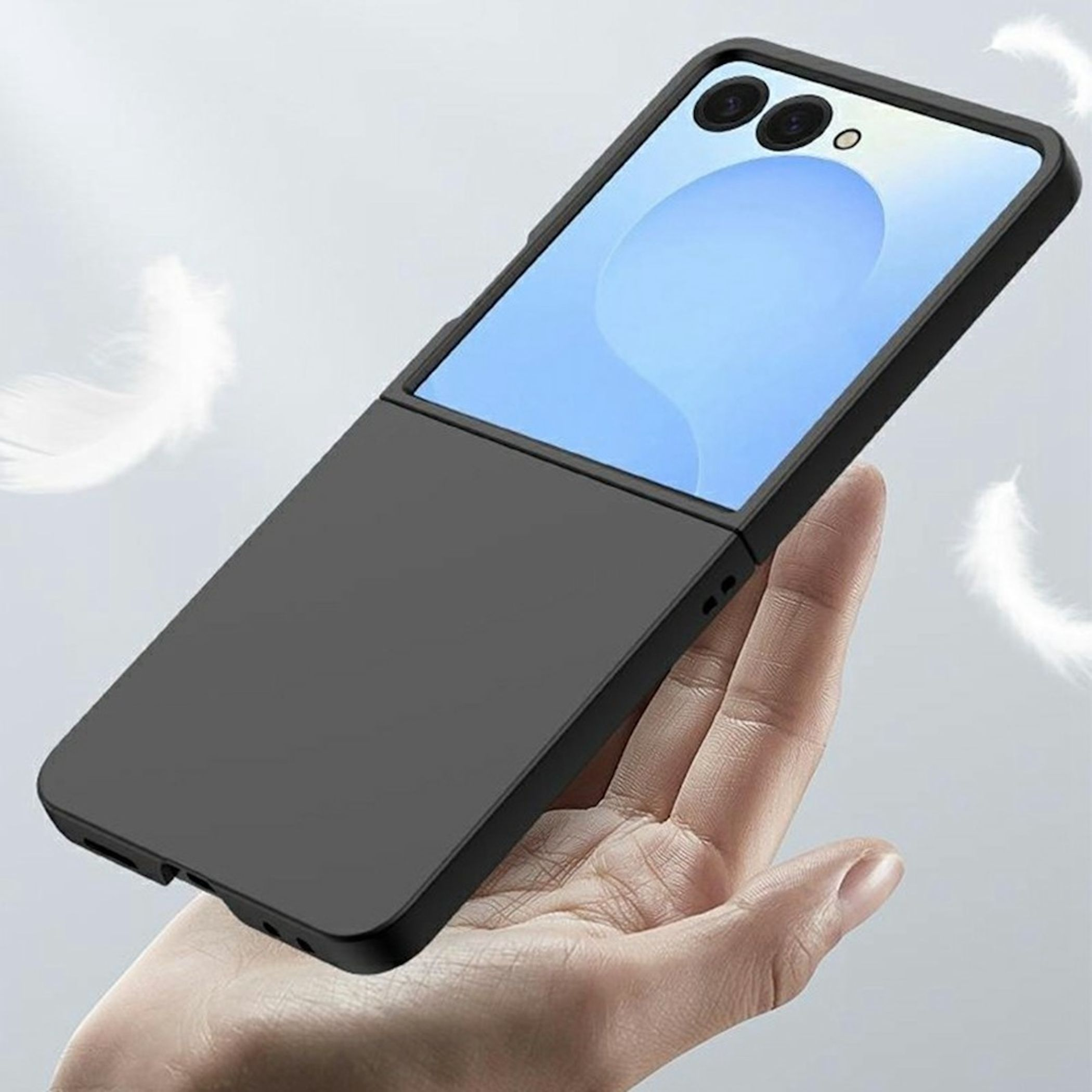 Eine schwarze Flip-Handyhülle wird in einer Hand gehalten, mit Federn im Hintergrund.