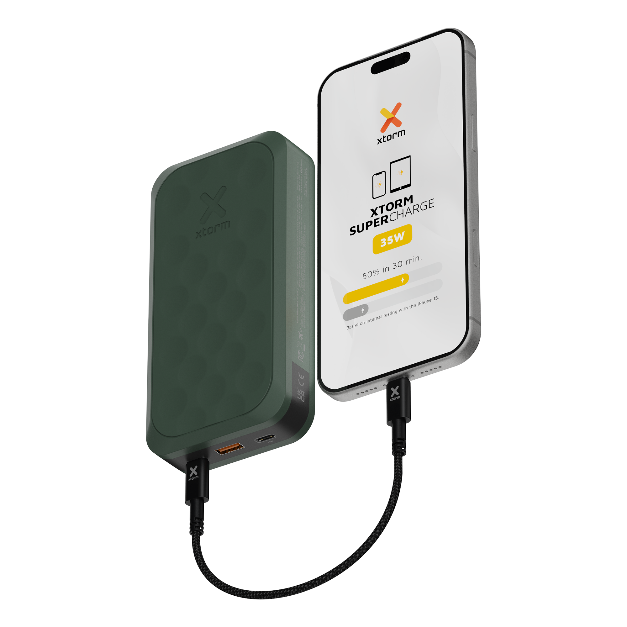 Eine grüne Powerbank lädt ein Smartphone auf. Kabel verbindet beide.
