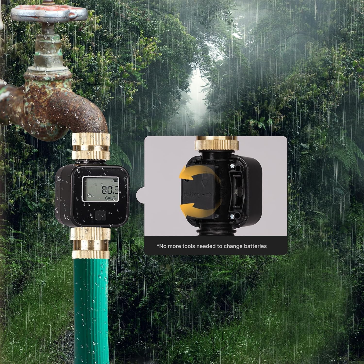 Ein digitaler Wasserzähler ist im Regen an einen rostigen Wasserhahn und einen grünen Schlauch angeschlossen.