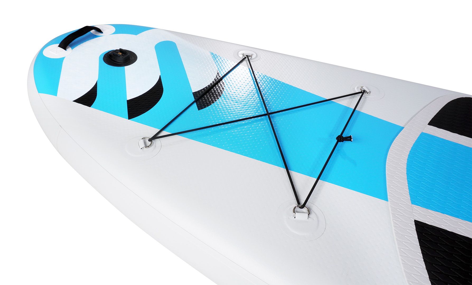 Ein aufblasbares Stand-Up-Paddleboard mit blau-weißer Grafik, Bungee-Seilen und Griff.