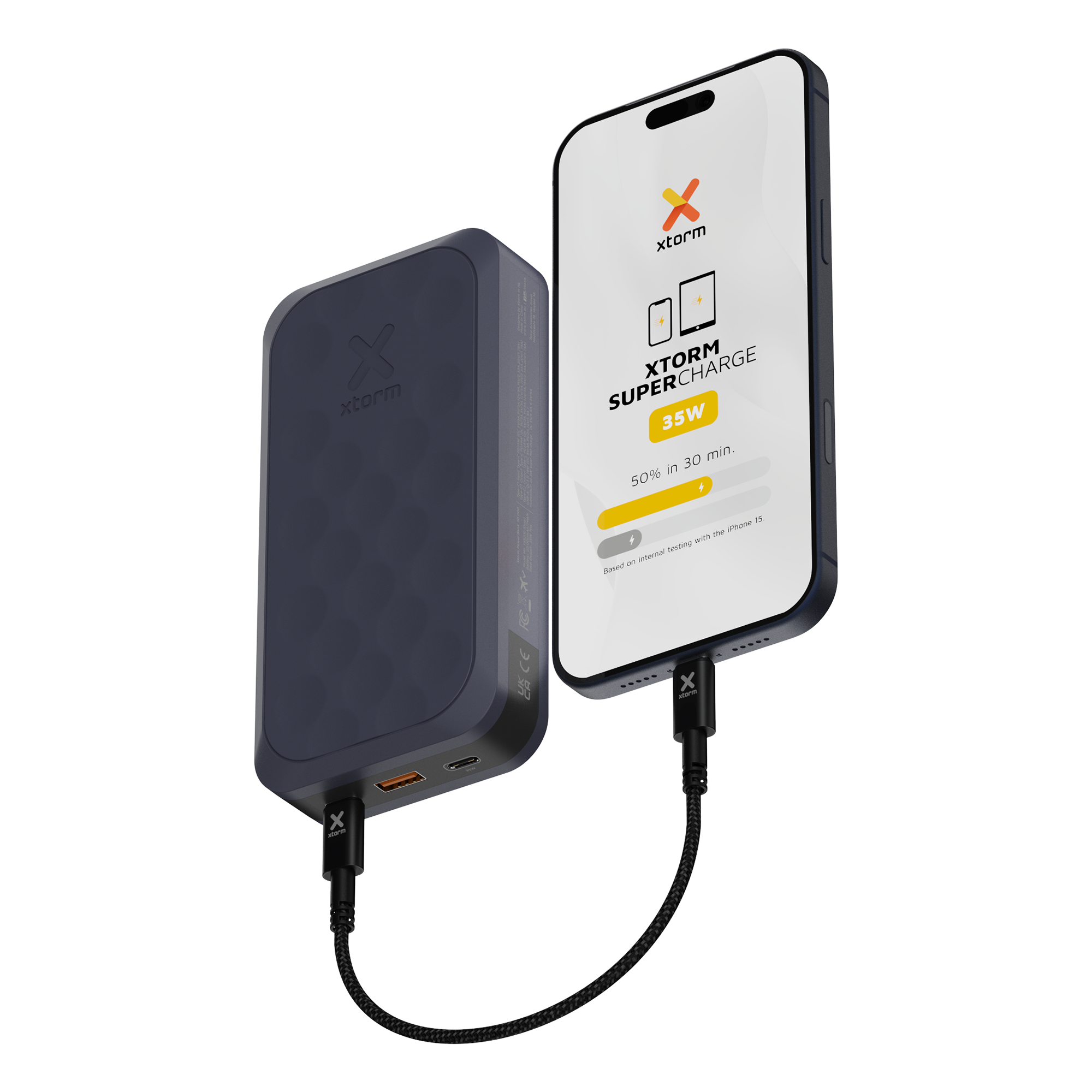 Ein blaues Xtorm Powerbank lädt ein iPhone mit 35W auf.